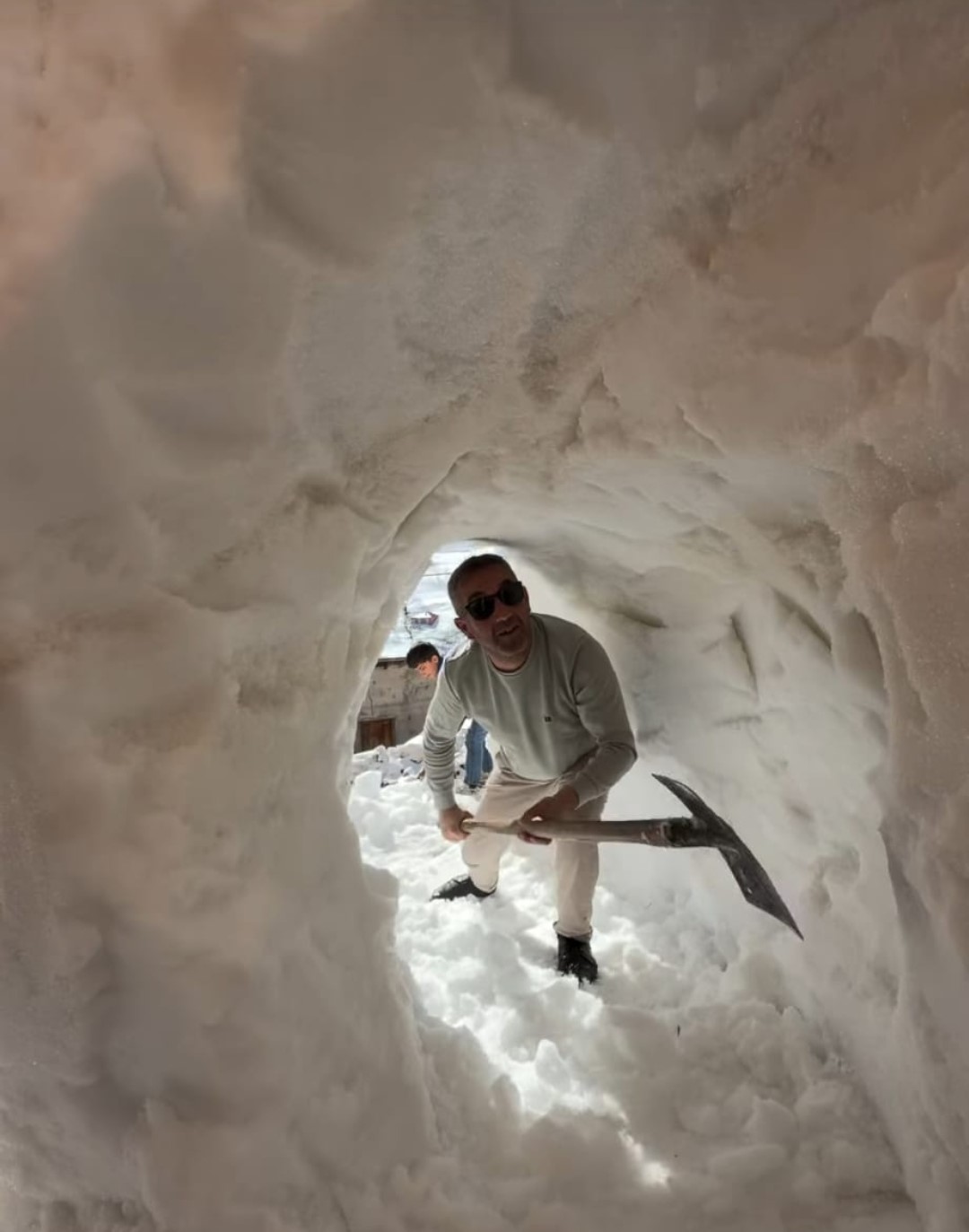 Bahçesaraylılar açtıkları kar tünelleriyle günlük hayatlarını sürdürüyor
Bahçesaraylılar açtıkları kar tünelleriyle günlük hayatlarını sürdürüyor