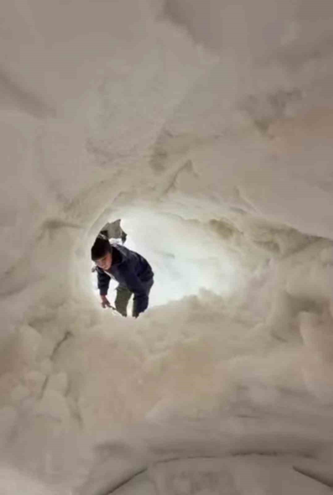 Bahçesaraylılar açtıkları kar tünelleriyle günlük hayatlarını sürdürüyor
Bahçesaraylılar açtıkları kar tünelleriyle günlük hayatlarını sürdürüyor