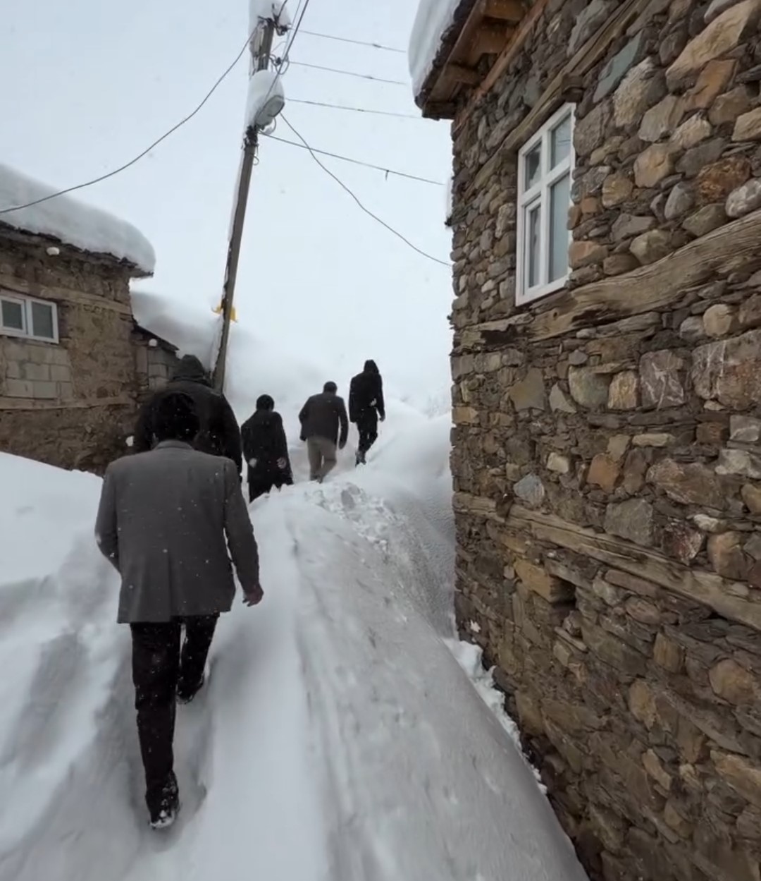 Bahçesaraylılar açtıkları kar tünelleriyle günlük hayatlarını sürdürüyor
Bahçesaraylılar açtıkları kar tünelleriyle günlük hayatlarını sürdürüyor