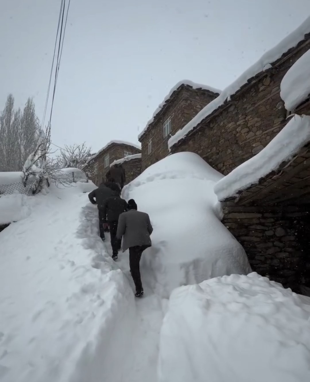 Bahçesaraylılar açtıkları kar tünelleriyle günlük hayatlarını sürdürüyor
Bahçesaraylılar açtıkları kar tünelleriyle günlük hayatlarını sürdürüyor