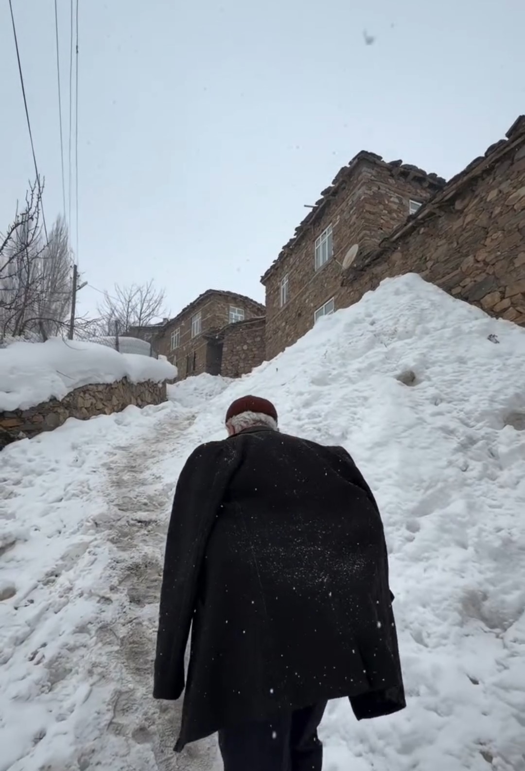 Bahçesaraylılar açtıkları kar tünelleriyle günlük hayatlarını sürdürüyor
Bahçesaraylılar açtıkları kar tünelleriyle günlük hayatlarını sürdürüyor