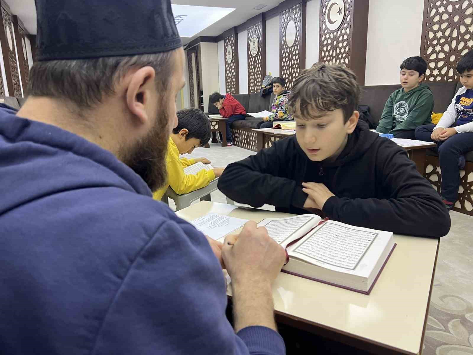 Bahçeşehir Gençlik Merkezinde Kur’an kursu kayıtları devam ediyor
