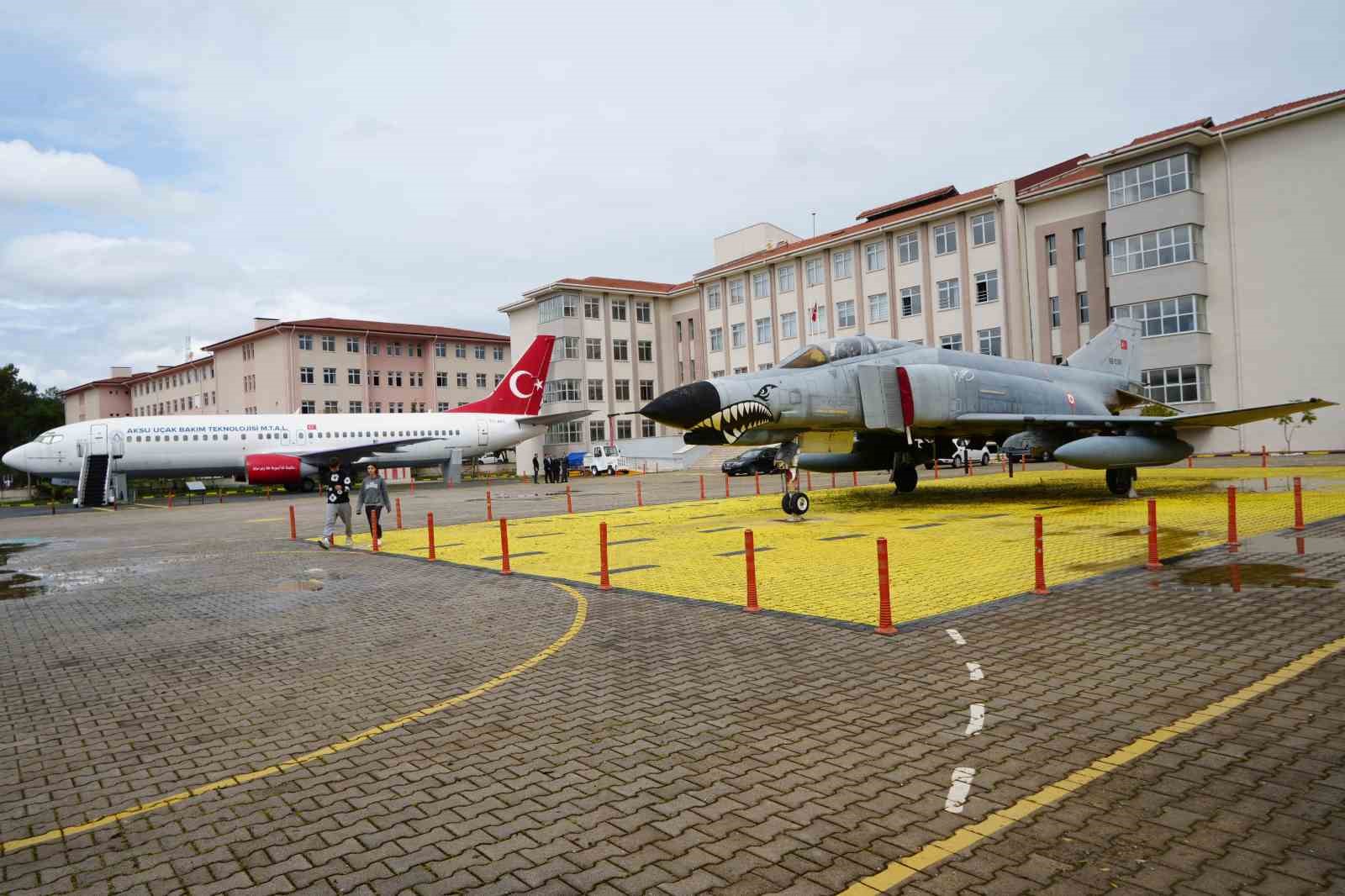 Bahçesinde Boeing 737 eğitim uçağı ve F-4 Phantom ile geleceğin havacılarını yetiştiren lise
