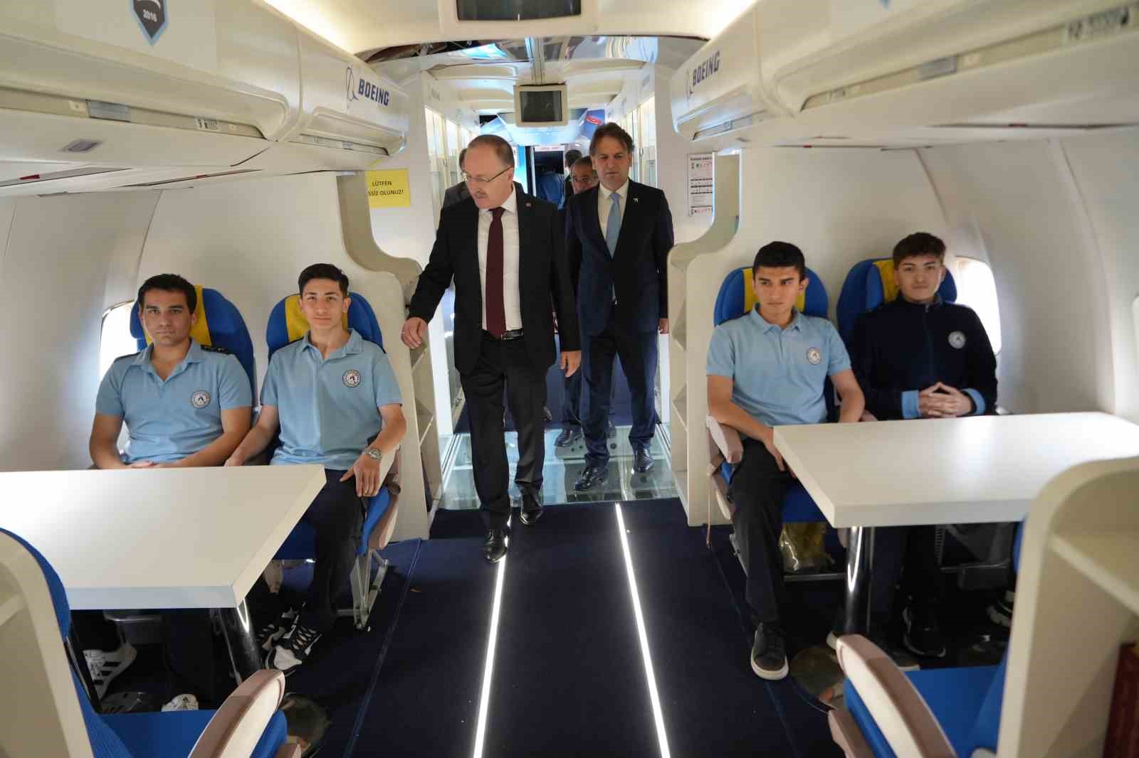 Bahçesinde Boeing 737 eğitim uçağı ve F-4 Phantom ile geleceğin havacılarını yetiştiren lise
