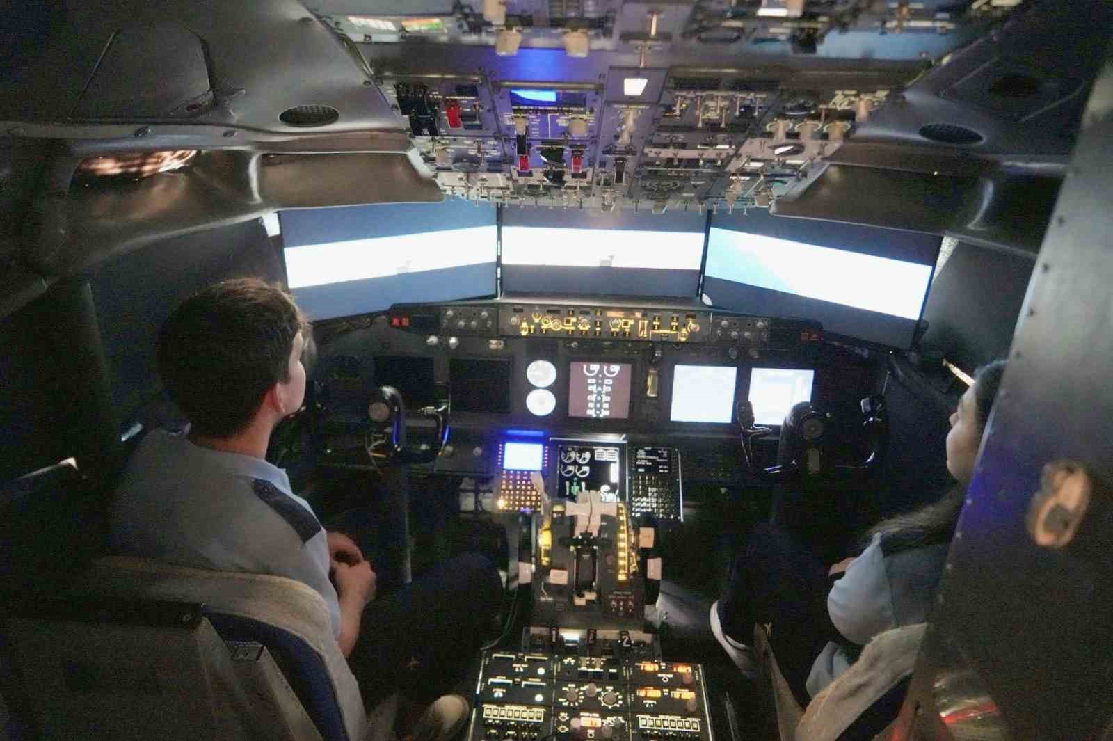 Bahçesinde Boeing 737 eğitim uçağı ve F-4 Phantom ile geleceğin havacılarını yetiştiren lise
