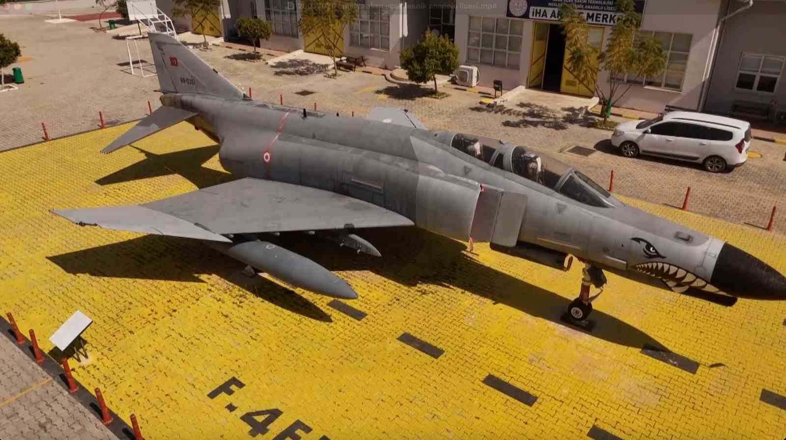 Bahçesinde Boeing 737 eğitim uçağı ve F-4 Phantom ile geleceğin havacılarını yetiştiren lise
