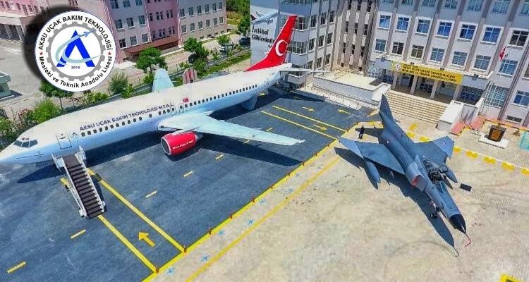 Bahçesinde Boeing 737 eğitim uçağı ve F-4 Phantom ile geleceğin havacılarını yetiştiren lise
