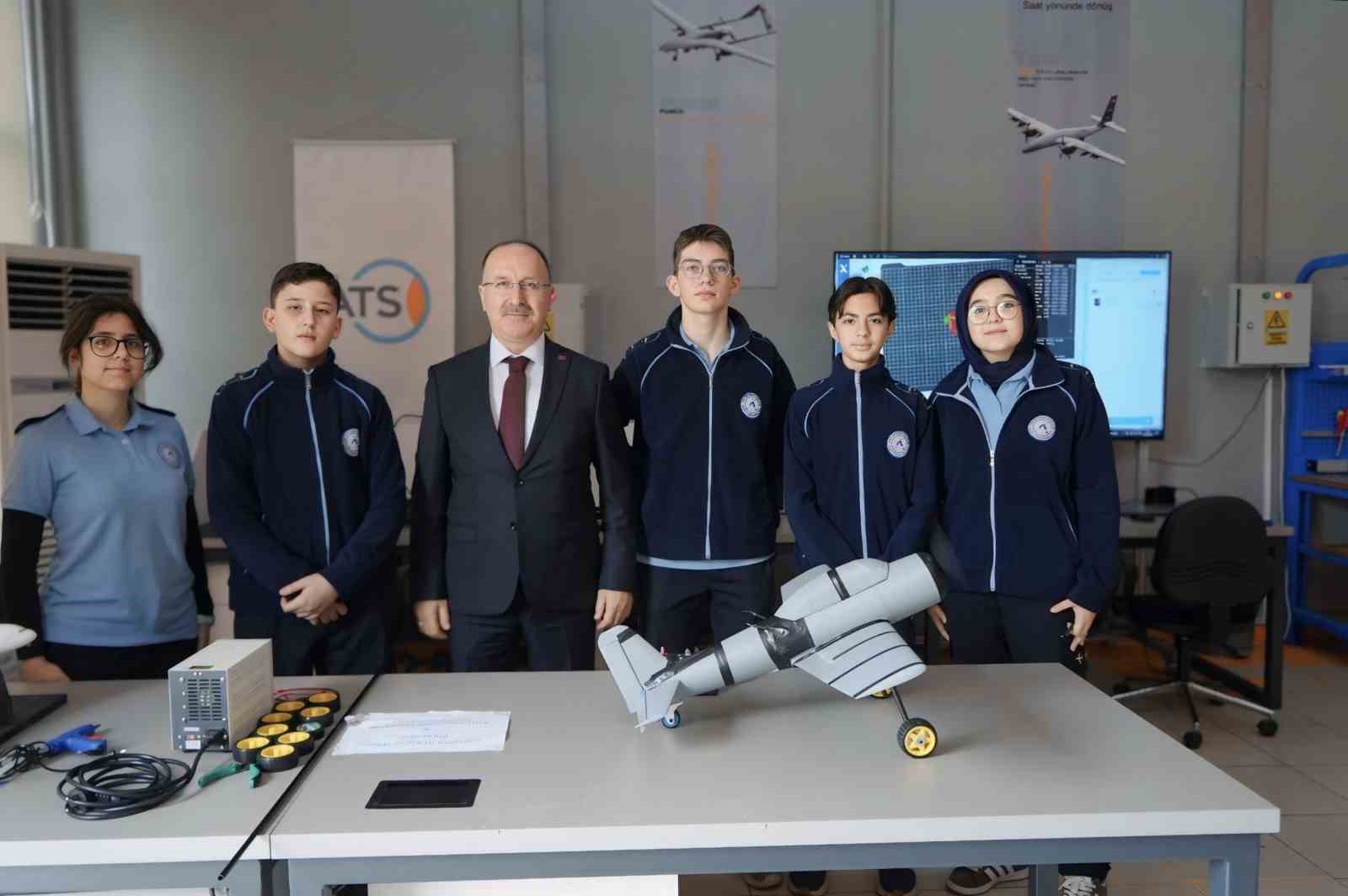 Bahçesinde Boeing 737 eğitim uçağı ve F-4 Phantom ile geleceğin havacılarını yetiştiren lise
