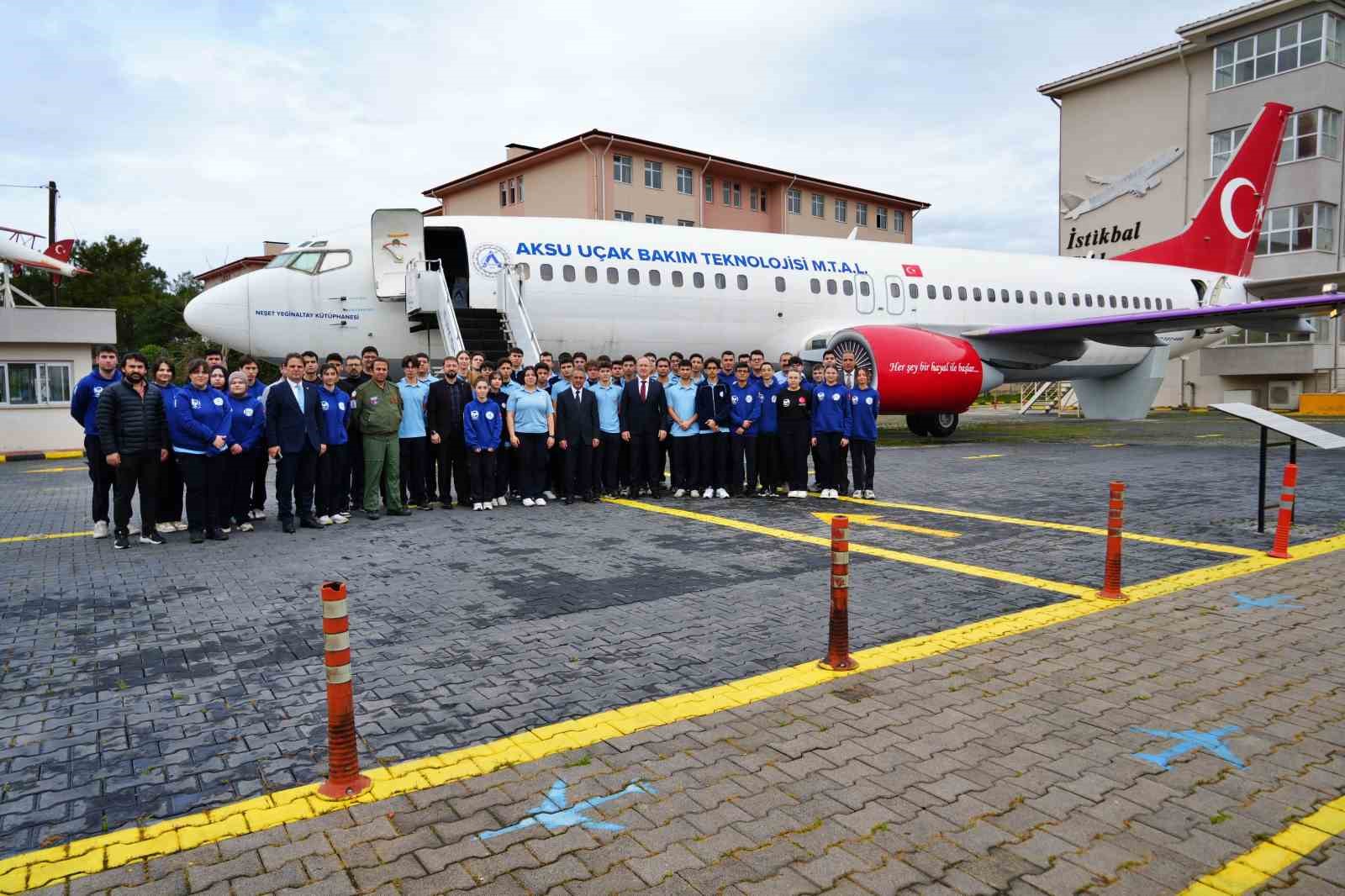 Bahçesinde Boeing 737 eğitim uçağı ve F-4 Phantom ile geleceğin havacılarını yetiştiren lise
