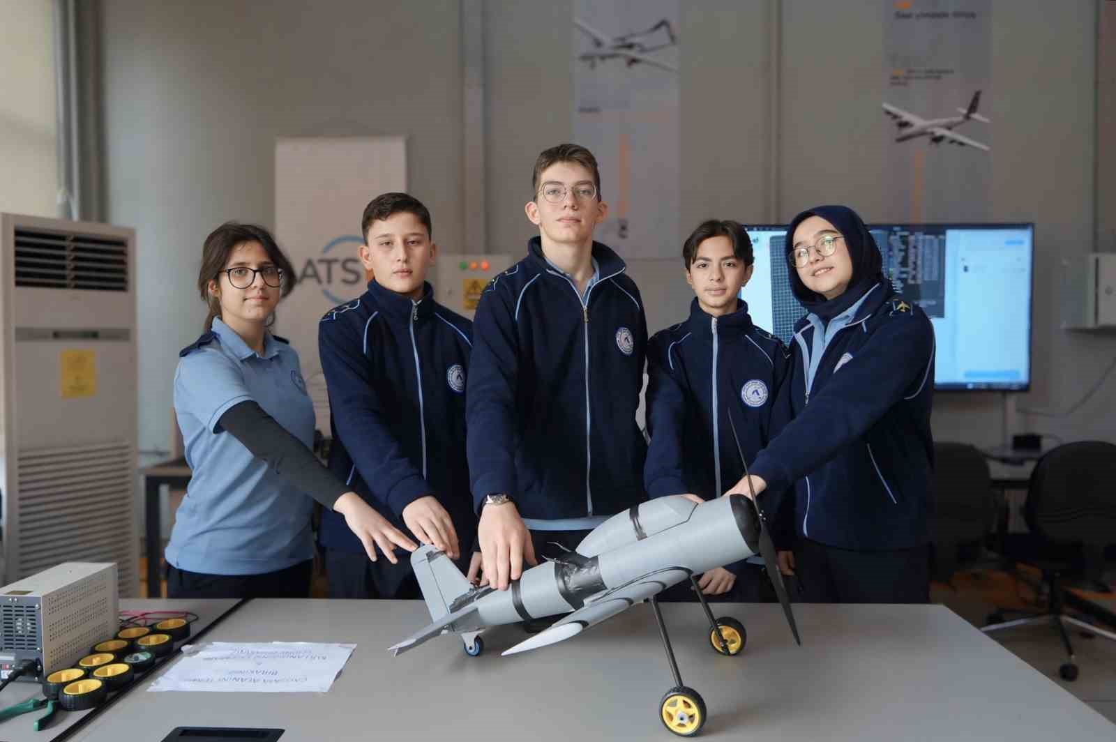 Bahçesinde Boeing 737 eğitim uçağı ve F-4 Phantom ile geleceğin havacılarını yetiştiren lise
