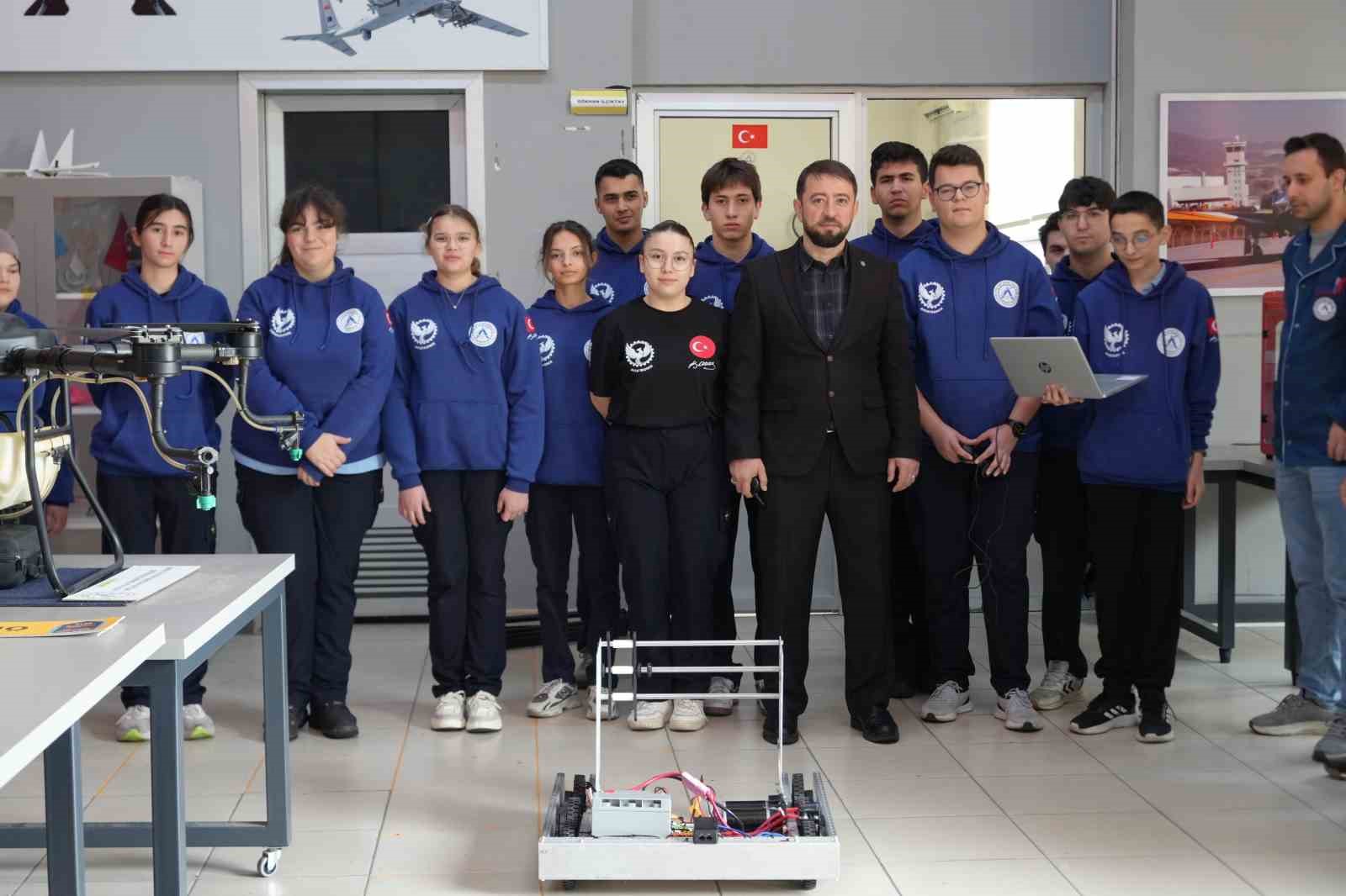 Bahçesinde Boeing 737 eğitim uçağı ve F-4 Phantom ile geleceğin havacılarını yetiştiren lise
