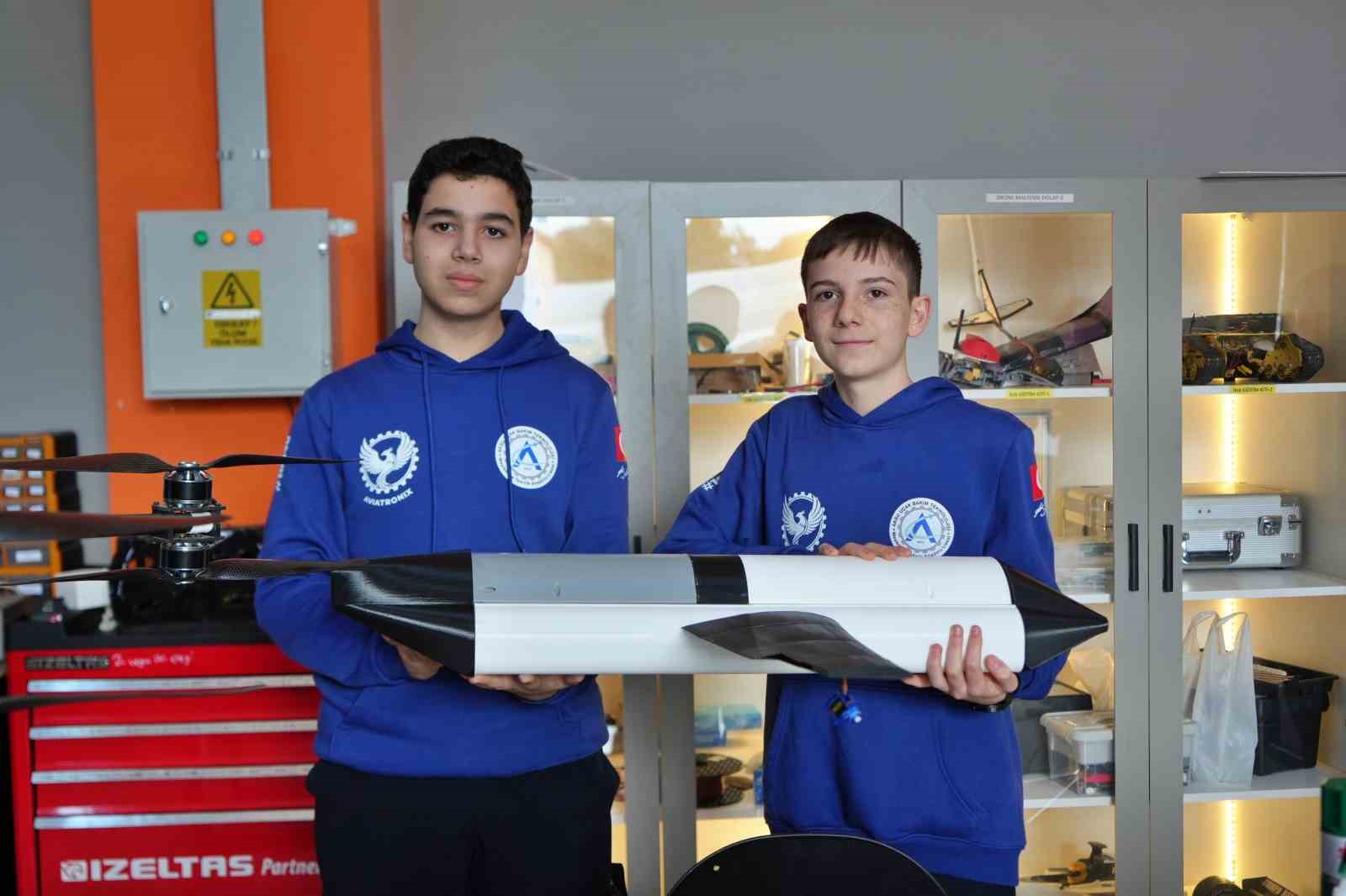 Bahçesinde Boeing 737 eğitim uçağı ve F-4 Phantom ile geleceğin havacılarını yetiştiren lise
