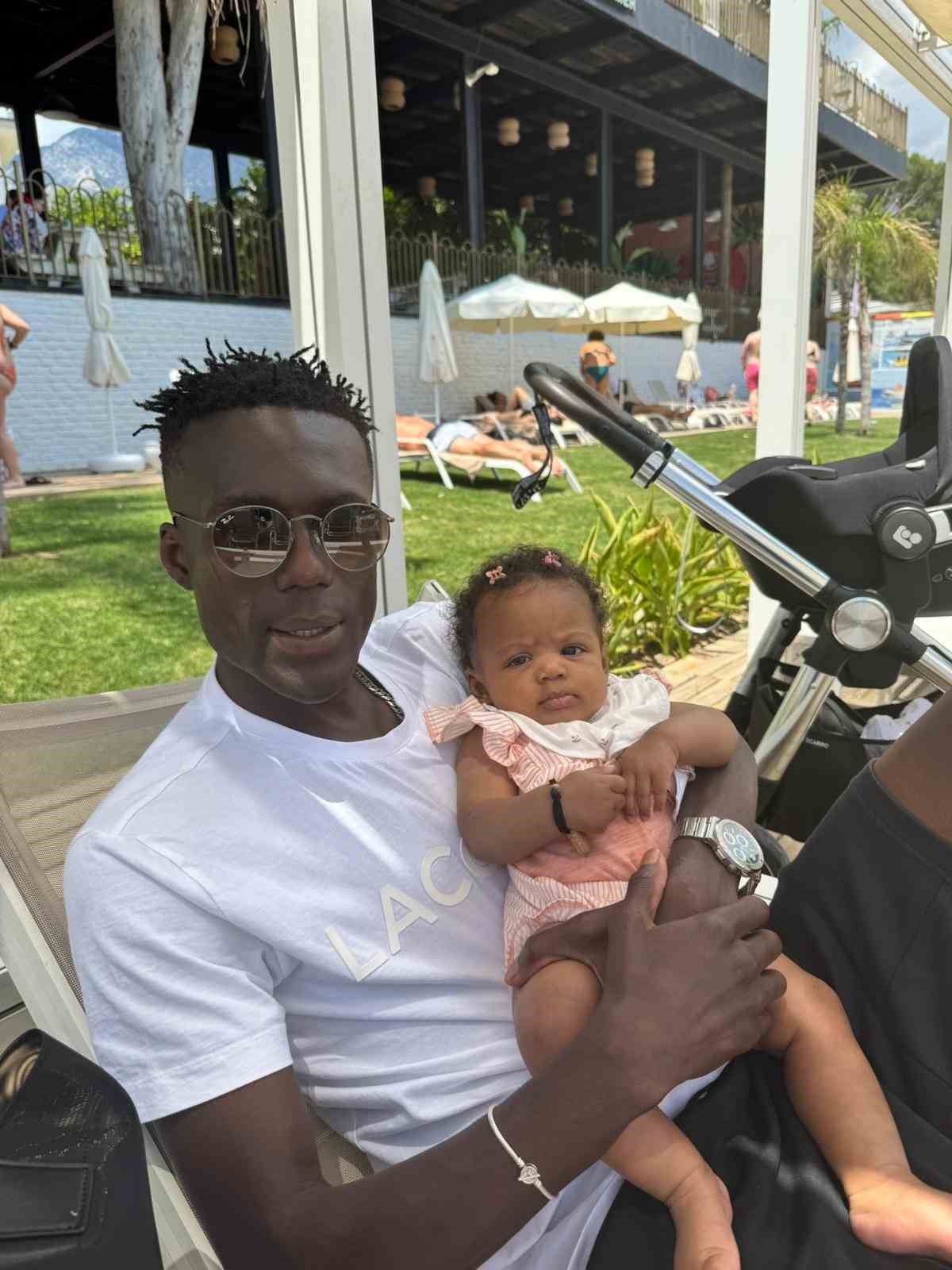 Bahis ve şike soruşturmasında tutuklanan Ndao’nun eşi: "Kızım ilk yaş gününe babasız girdi"
Bahis ve şike soruşturmasında tutuklanan Ndao’nun eşi: "Kızım ilk yaş gününe babasız girdi"