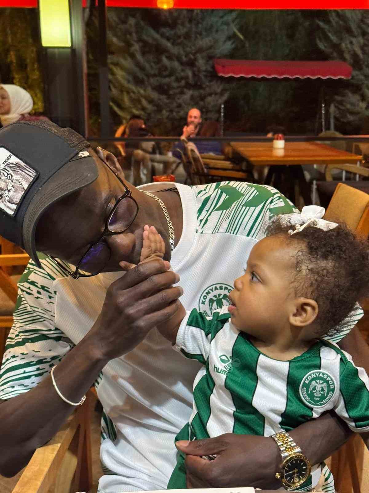 Bahis ve şike soruşturmasında tutuklanan Ndao’nun eşi: "Kızım ilk yaş gününe babasız girdi"
Bahis ve şike soruşturmasında tutuklanan Ndao’nun eşi: "Kızım ilk yaş gününe babasız girdi"