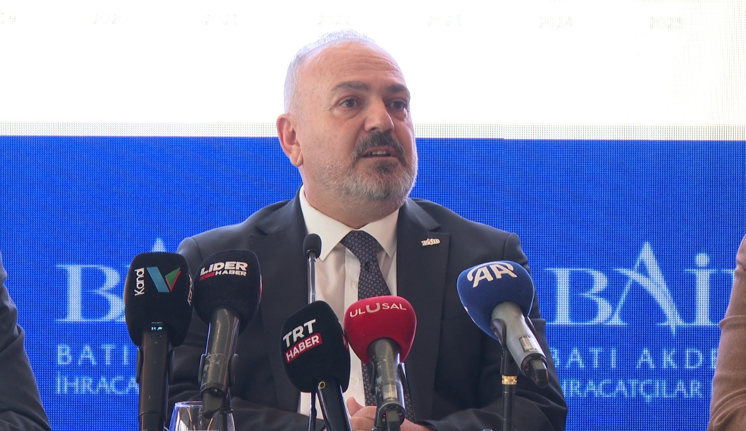 BAİB Başkanı ihracat toplantısında rahatsızlanıp sözlerini yarıda kesmek zorunda kaldı
BAİB Başkanı ihracat toplantısında rahatsızlanıp sözlerini yarıda kesmek zorunda kaldı