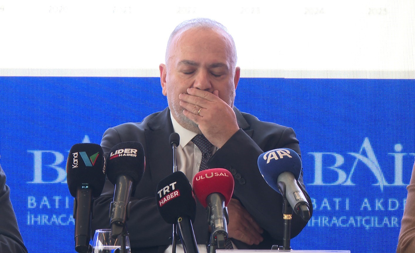 BAİB Başkanı ihracat toplantısında rahatsızlanıp sözlerini yarıda kesmek zorunda kaldı
BAİB Başkanı ihracat toplantısında rahatsızlanıp sözlerini yarıda kesmek zorunda kaldı