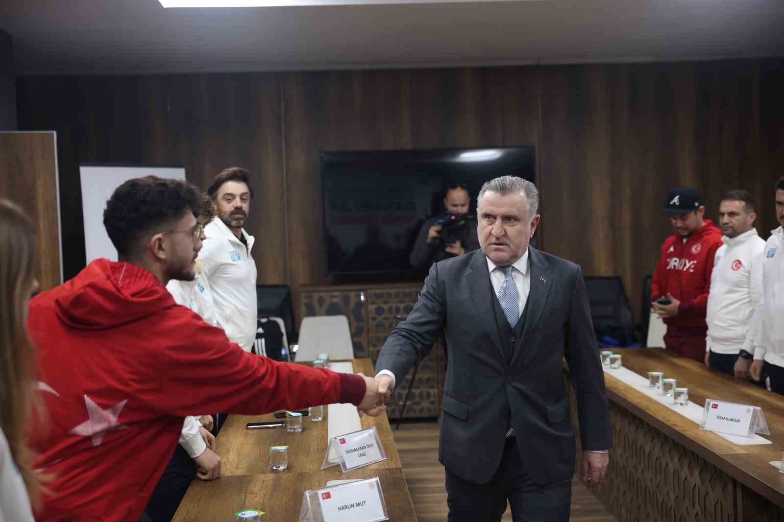 Bakan Bak 2026 Kış Olimpiyatları’na katılacak milli sporcuları kabul etti
