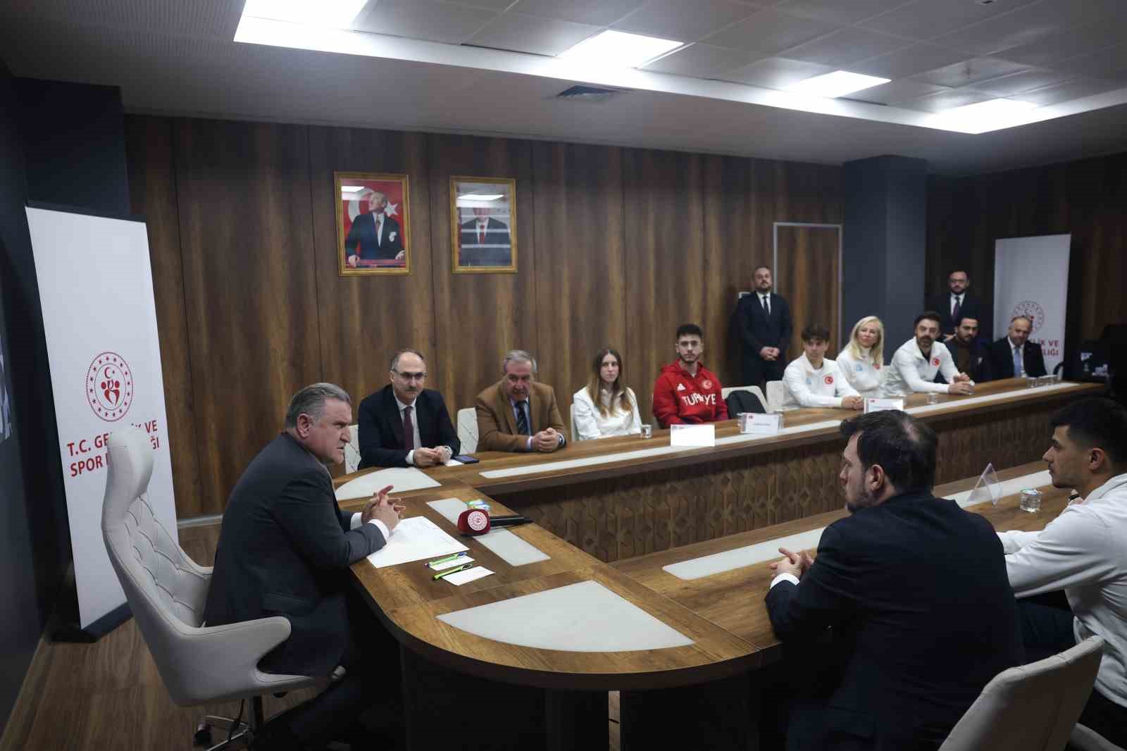 Bakan Bak 2026 Kış Olimpiyatları’na katılacak milli sporcuları kabul etti
