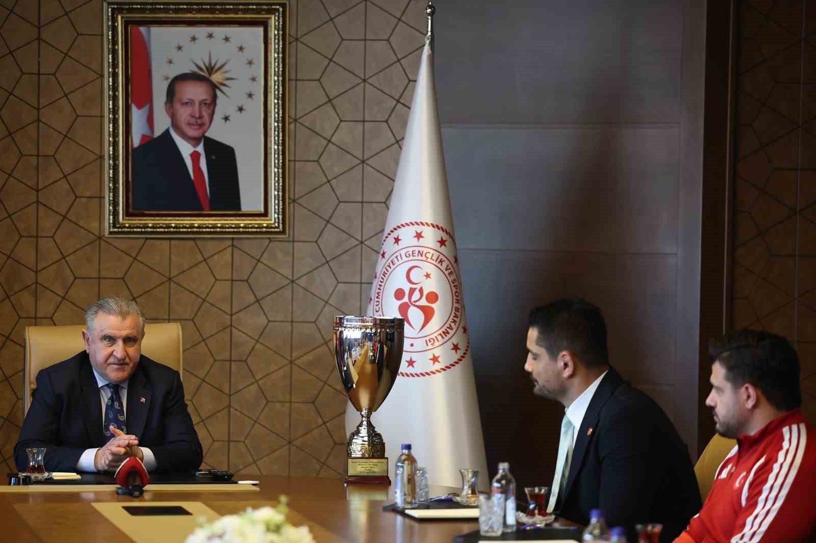 Bakan Bak, Avrupa şampiyonu milli güreşçileri ağırladı
