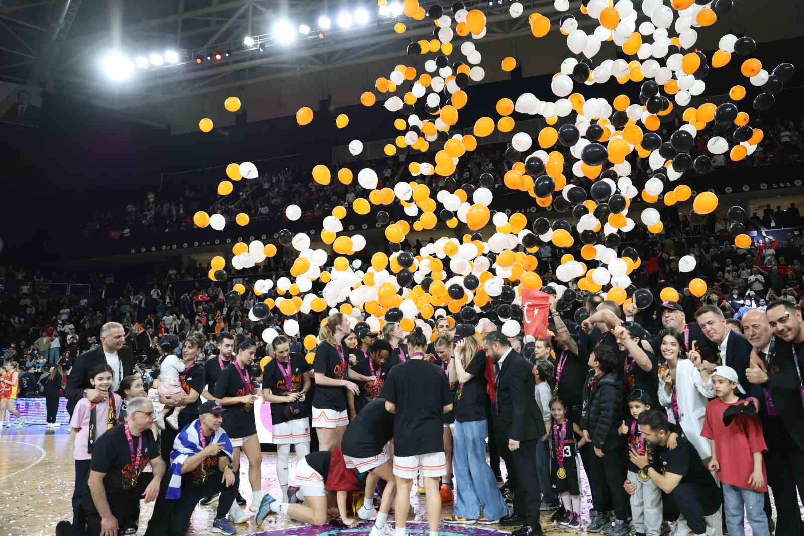 Bakan Bak, ÇBK Mersin’in şampiyonluk sevincine ortak oldu
