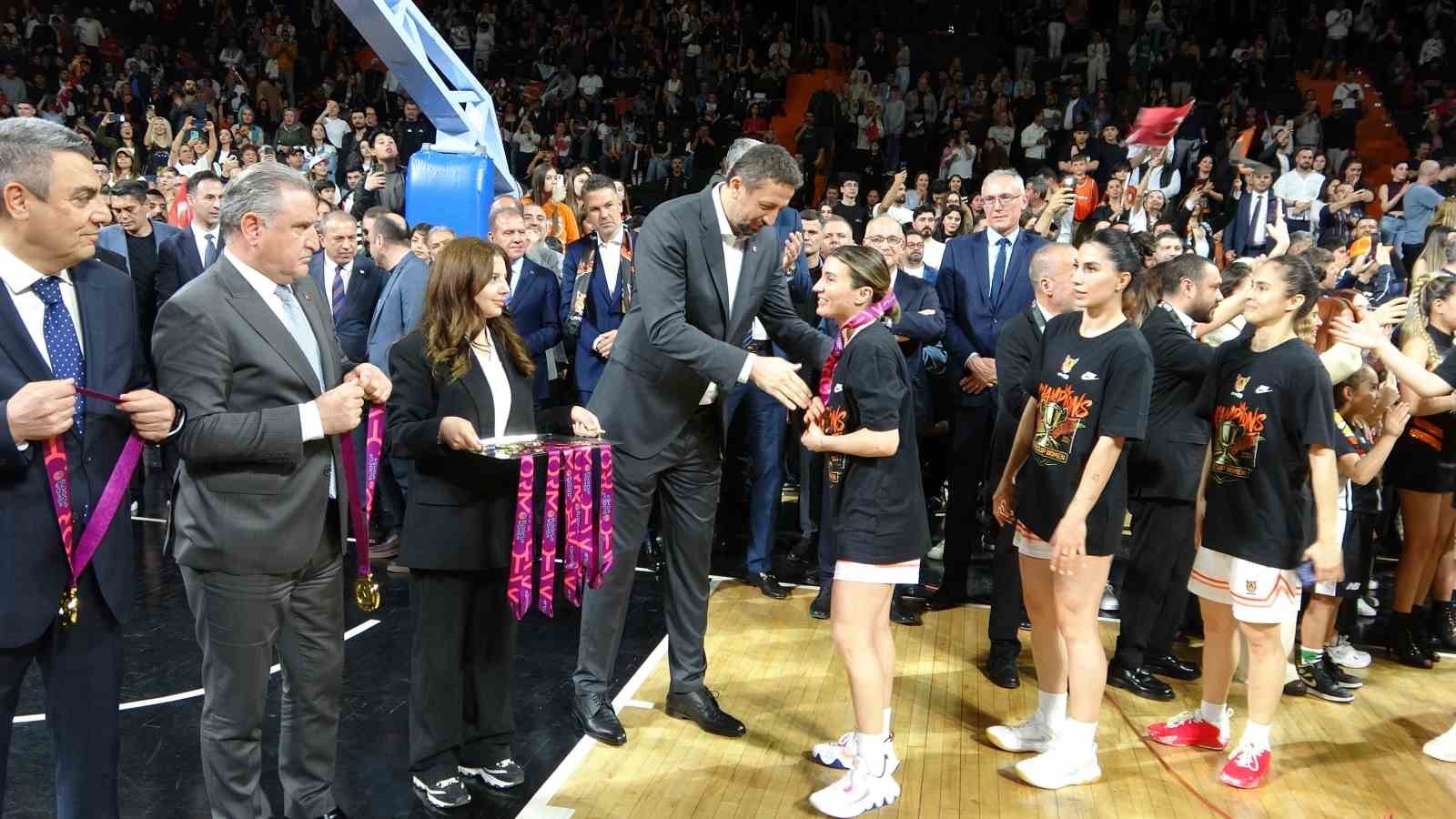 Bakan Bak, ÇBK Mersin’in şampiyonluk sevincine ortak oldu
