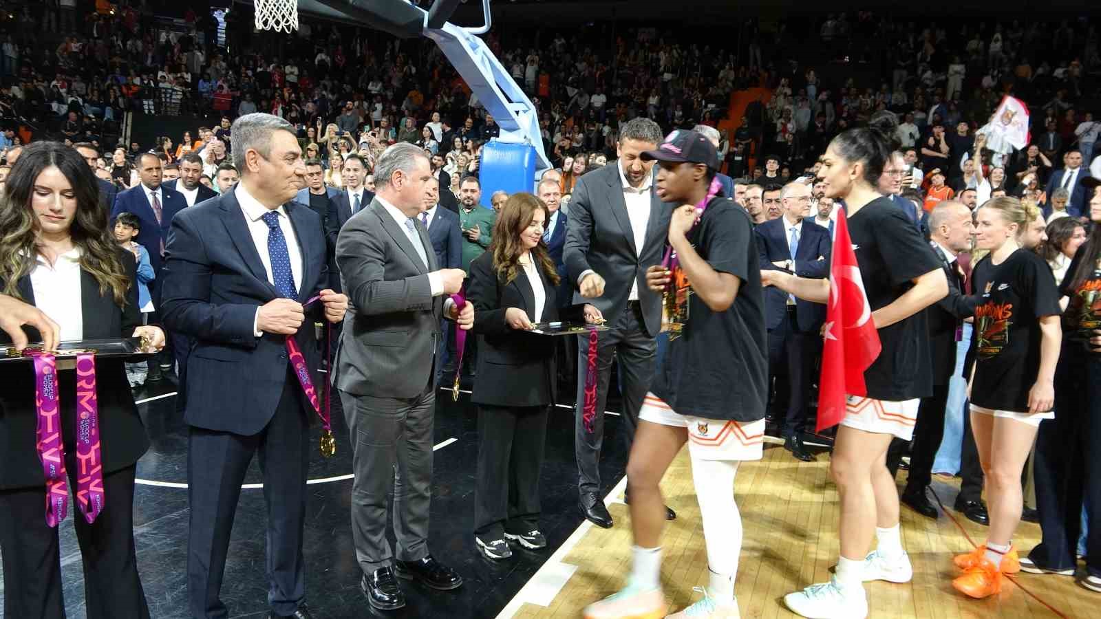 Bakan Bak, ÇBK Mersin’in şampiyonluk sevincine ortak oldu
