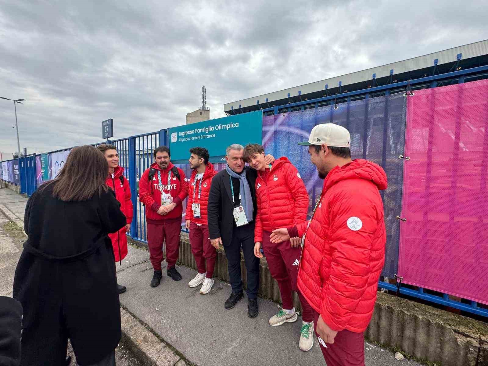 Bakan Bak, İtalya’da milli sporcuları ziyaret etti
