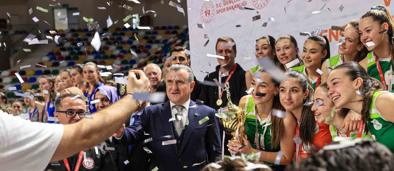 Bakan Bak: "Kadın sporcularımızla gurur duyuyoruz"
