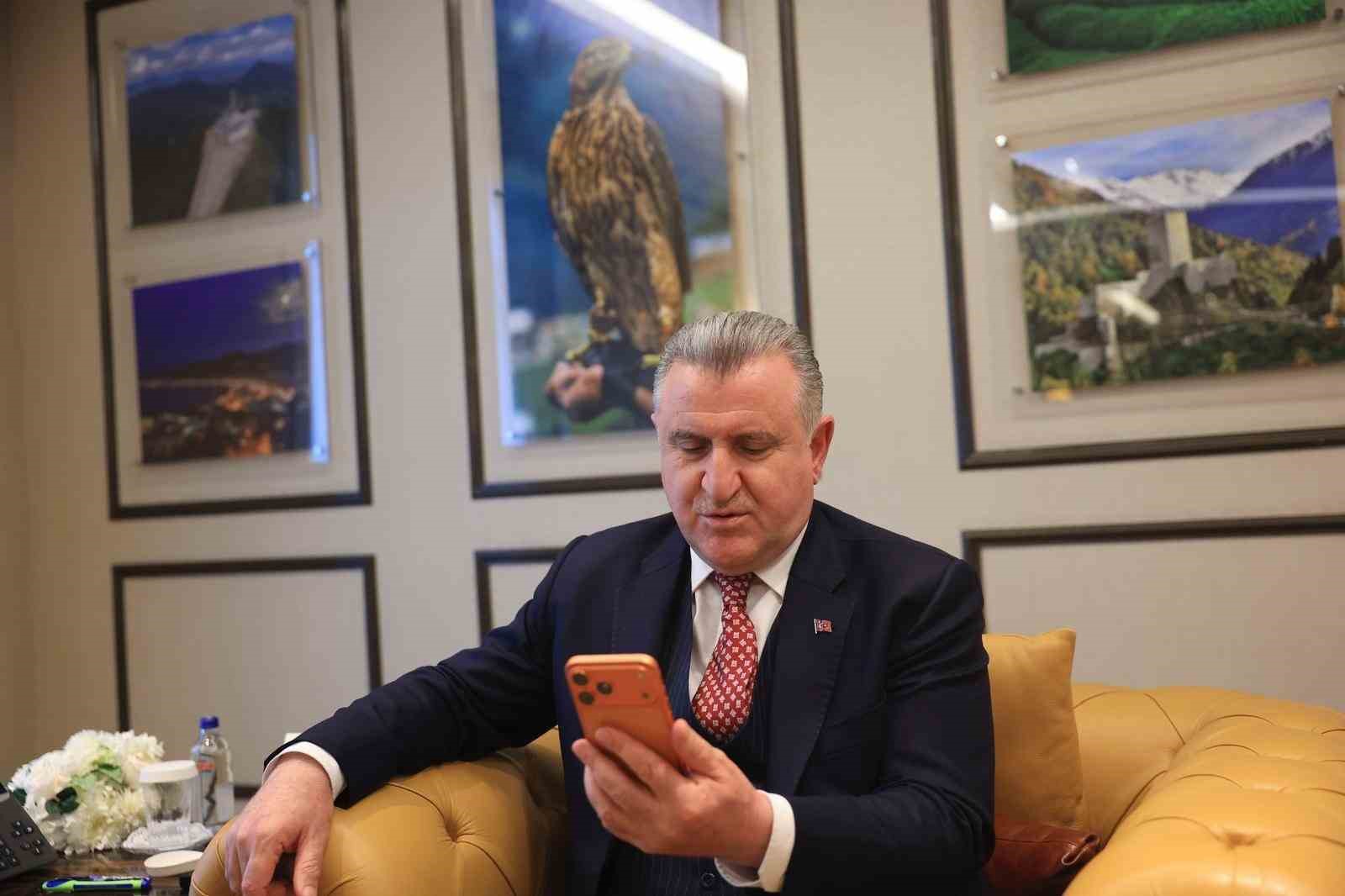 Bakan Bak, Kış Olimpiyatları’nda yarışacak milli sporcularla görüştü
