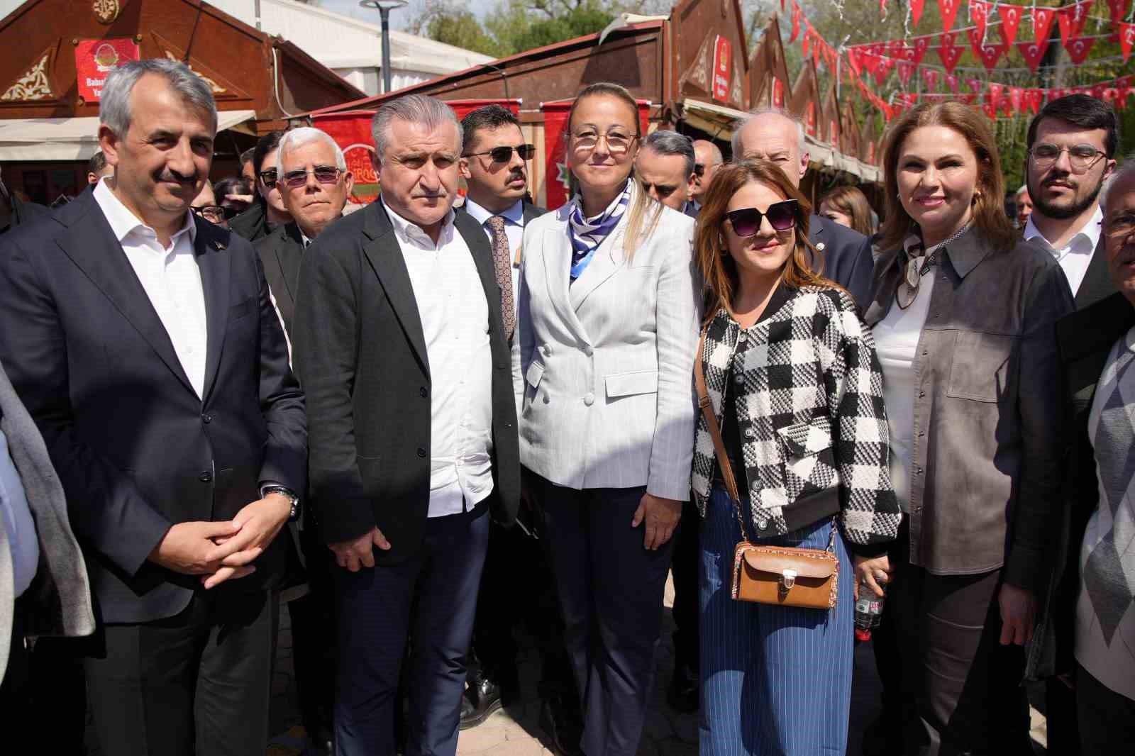 Bakan Bak: "Lütfen çocuklarınızla konuşun, çocuklarınıza sarılın, çocuklarınıza sevginizi aktarın"
