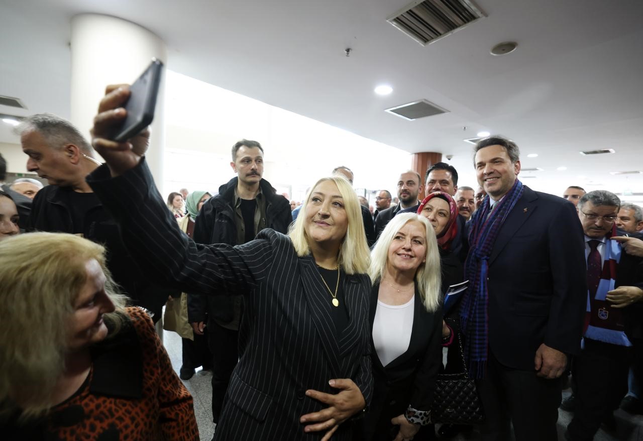 Bakan Bayraktar: "Biz gece gündüz petrol arıyoruz, doğalgaz arıyoruz"
Bakan Bayraktar: "Biz gece gündüz petrol arıyoruz, doğalgaz arıyoruz"