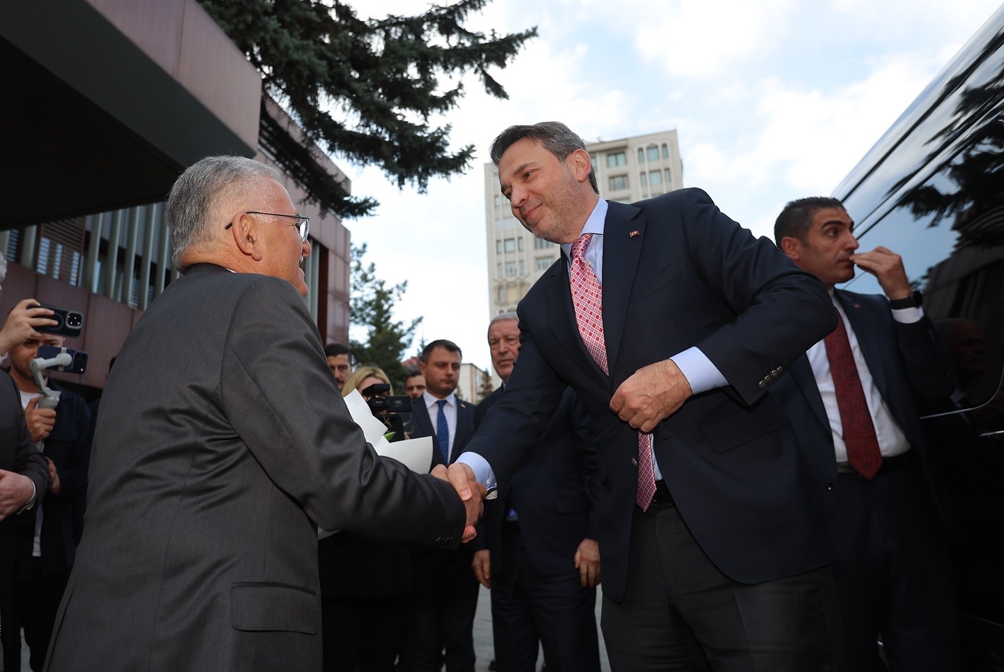 Bakan Bayraktar: "Kayseri, Türkiye’nin gözbebeği"
Bakan Bayraktar: "Kayseri, Türkiye’nin gözbebeği"