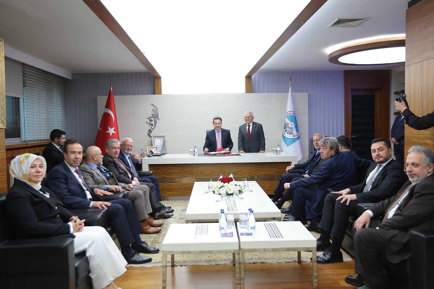 Bakan Bayraktar: "Kayseri, Türkiye’nin gözbebeği"
Bakan Bayraktar: "Kayseri, Türkiye’nin gözbebeği"