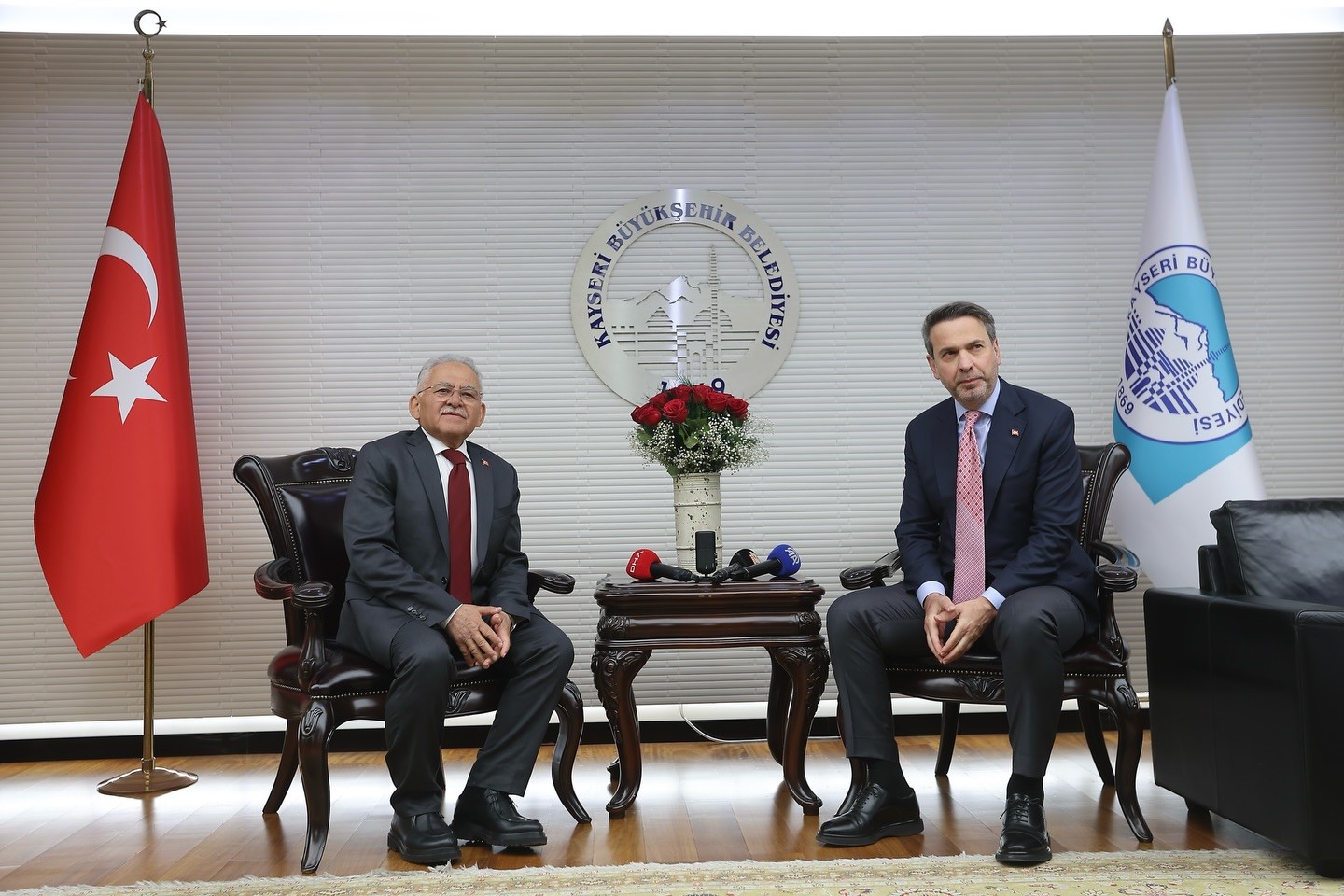 Bakan Bayraktar: "Kayseri, Türkiye’nin gözbebeği"
Bakan Bayraktar: "Kayseri, Türkiye’nin gözbebeği"