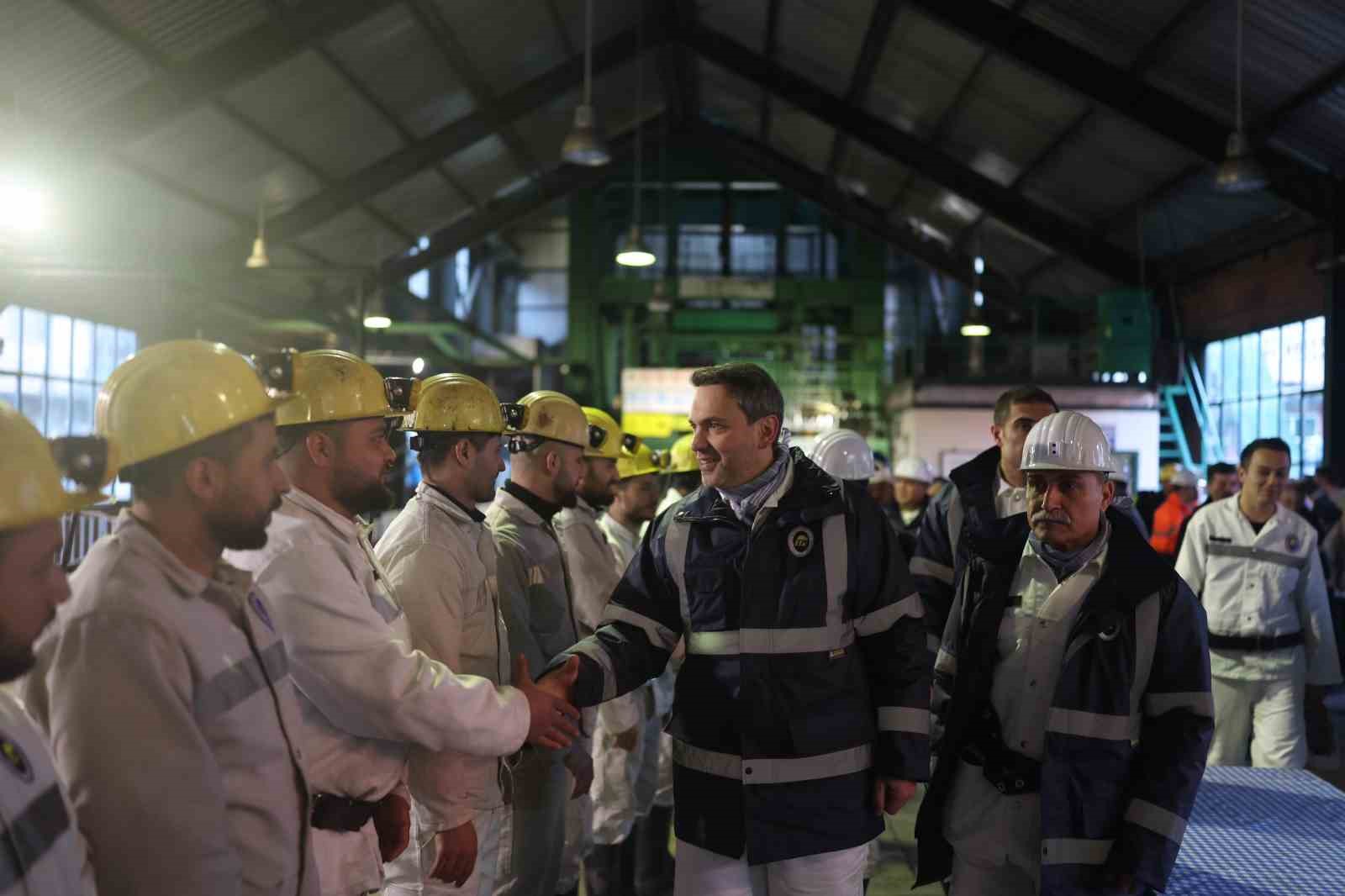 Bakan Bayraktar, madencilerle iftar yaptı
