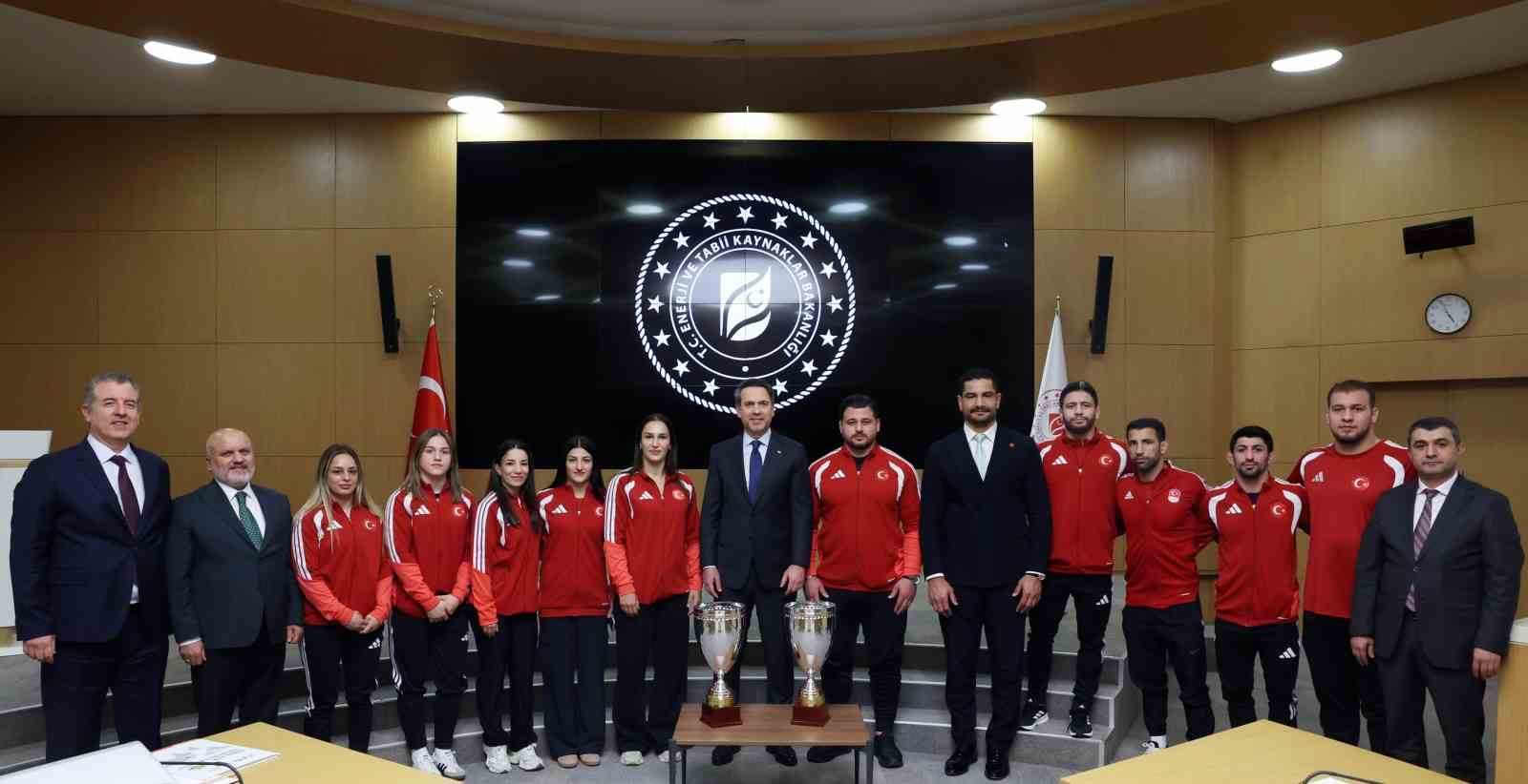 Bakan Bayraktar, milli güreşçileri ağırladı
