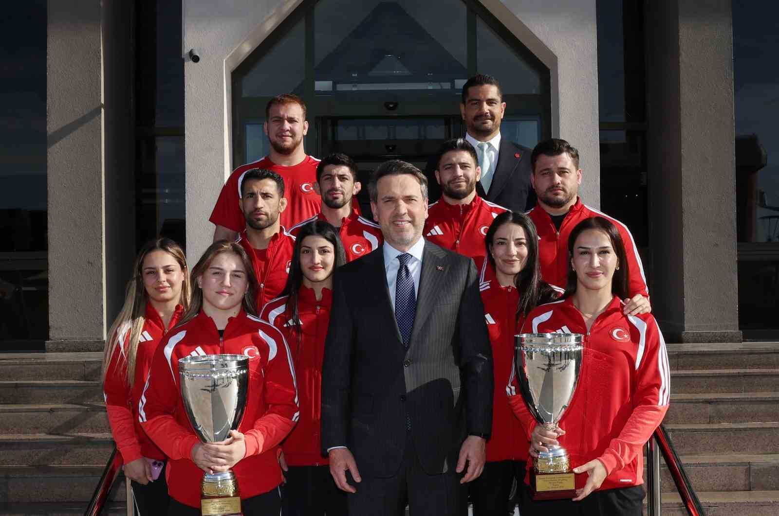 Bakan Bayraktar, milli güreşçileri ağırladı
