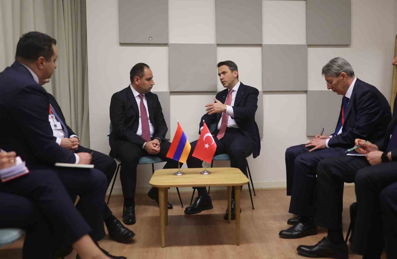 Bakan Bayraktar, Paris’te ikili görüşmeler gerçekleştirdi
