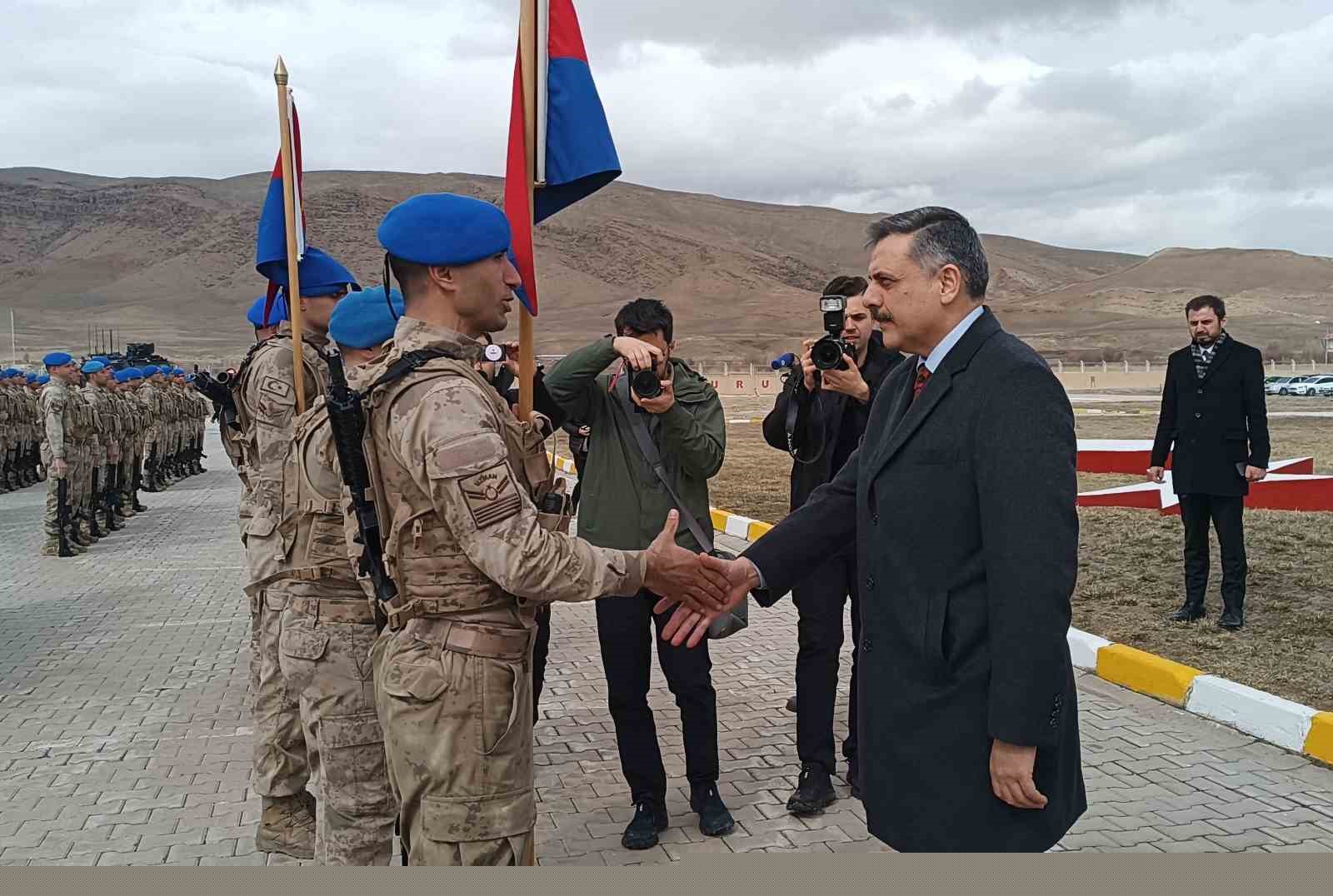 Bakan Çiftçi, asker ve vatandaşlarla bayramlaştı
