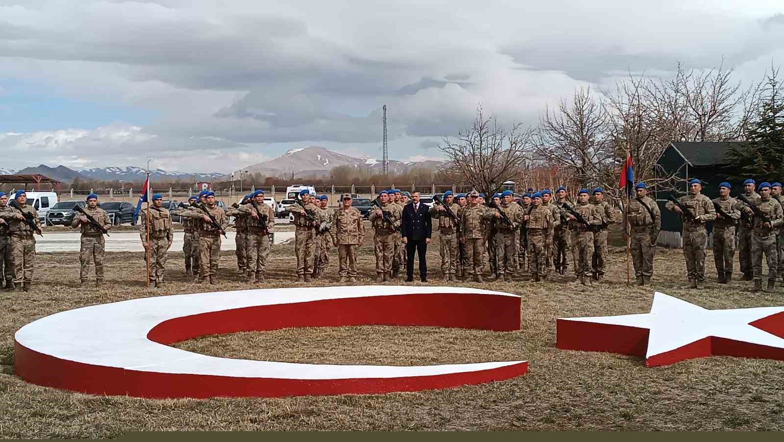 Bakan Çiftçi, asker ve vatandaşlarla bayramlaştı
