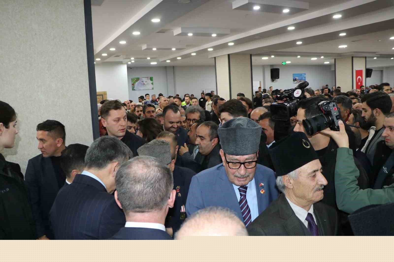 Bakan Çiftçi, asker ve vatandaşlarla bayramlaştı
