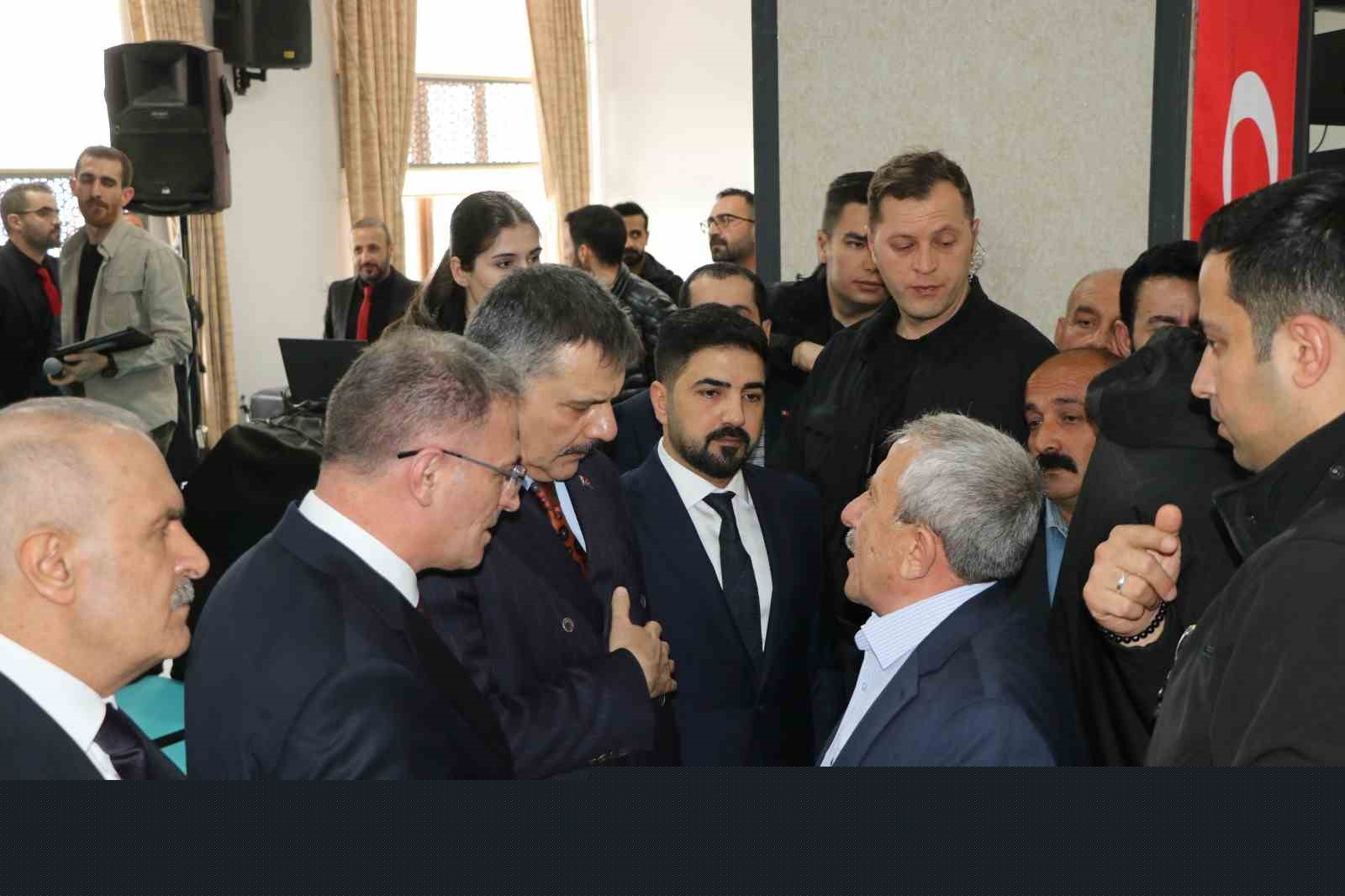 Bakan Çiftçi, asker ve vatandaşlarla bayramlaştı
