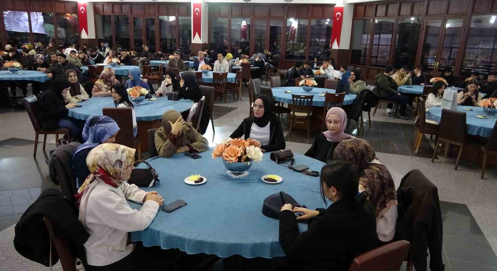 Bakan Çiftçi, Kütahya’daki iftar programına canlı bağlantı ile katıldı
Bakan Çiftçi, Kütahya’daki iftar programına canlı bağlantı ile katıldı