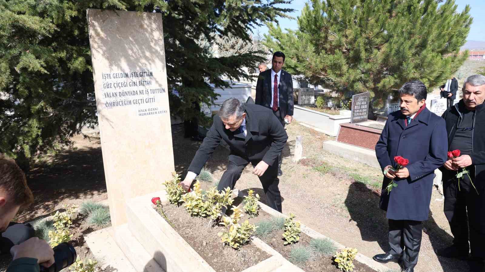 Bakan Çiftçi, Neşet Ertaş’ın kabrini ziyaret etti
