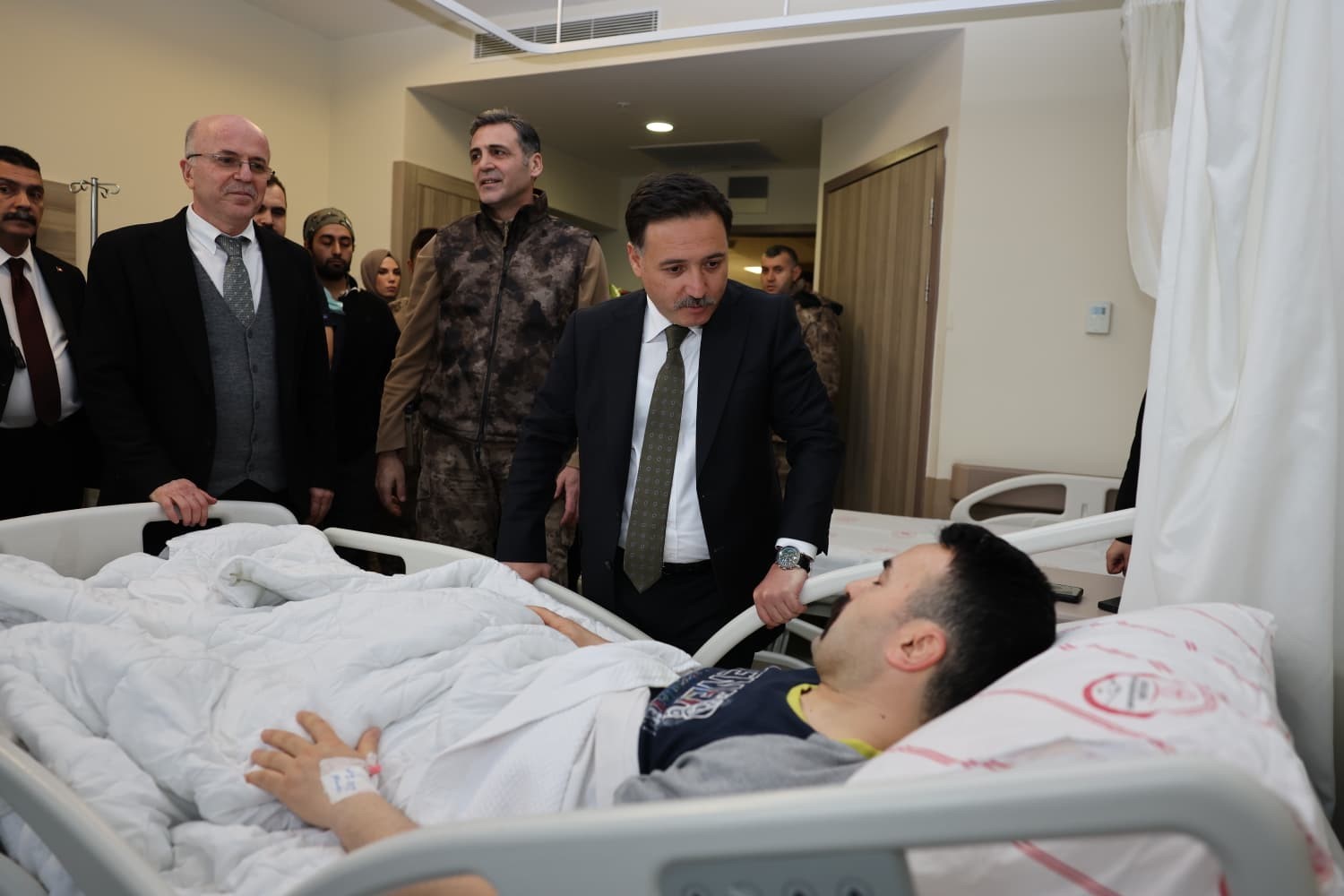 Bakan Çiftçi, operasyonda yaralanan özel harekat polisiyle görüntülü konuştu
