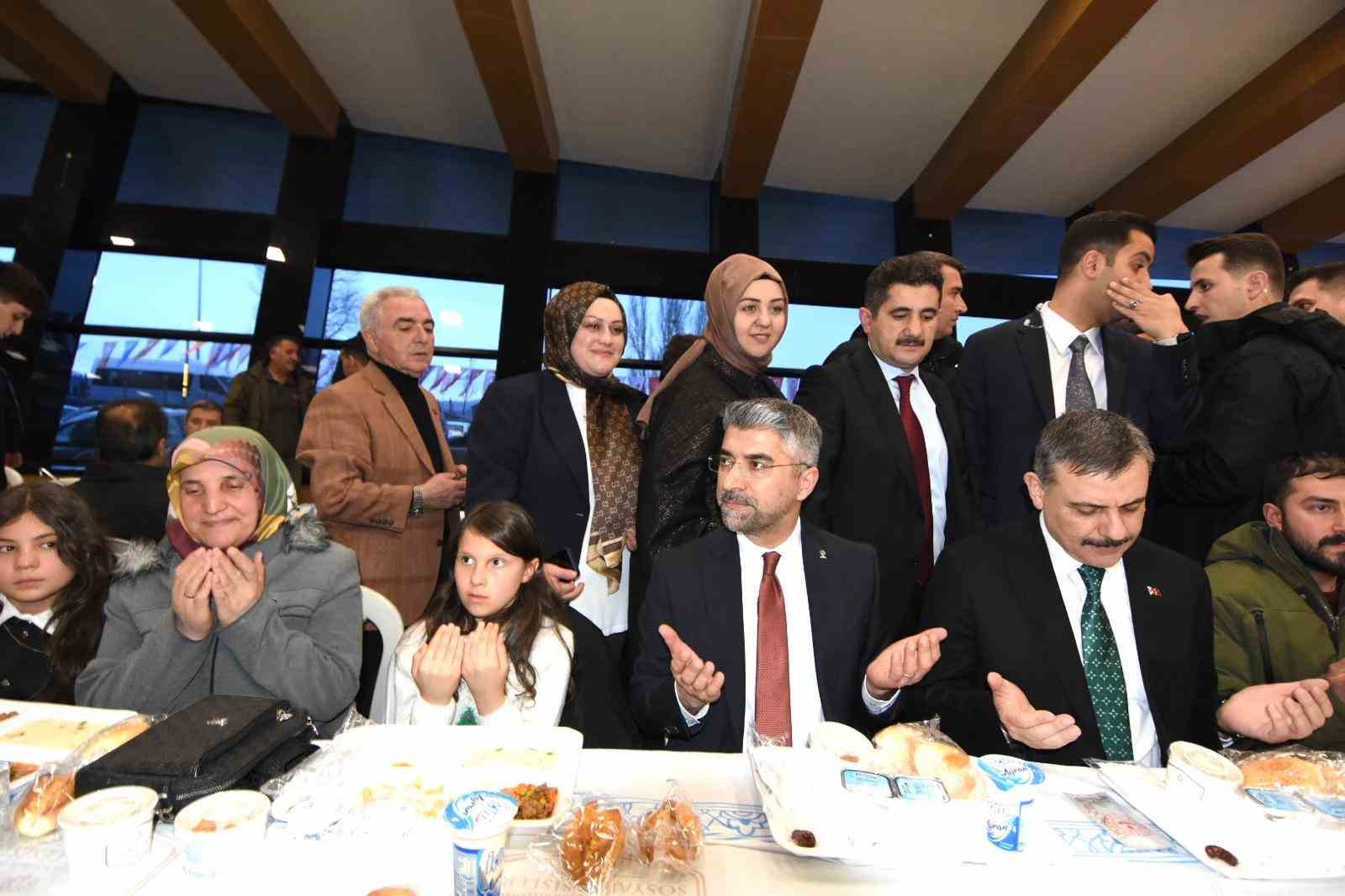 Bakan Çiftçi ve Bakan Tekin, Erzurum’da 4 bin kişiyle iftarda buluştu
