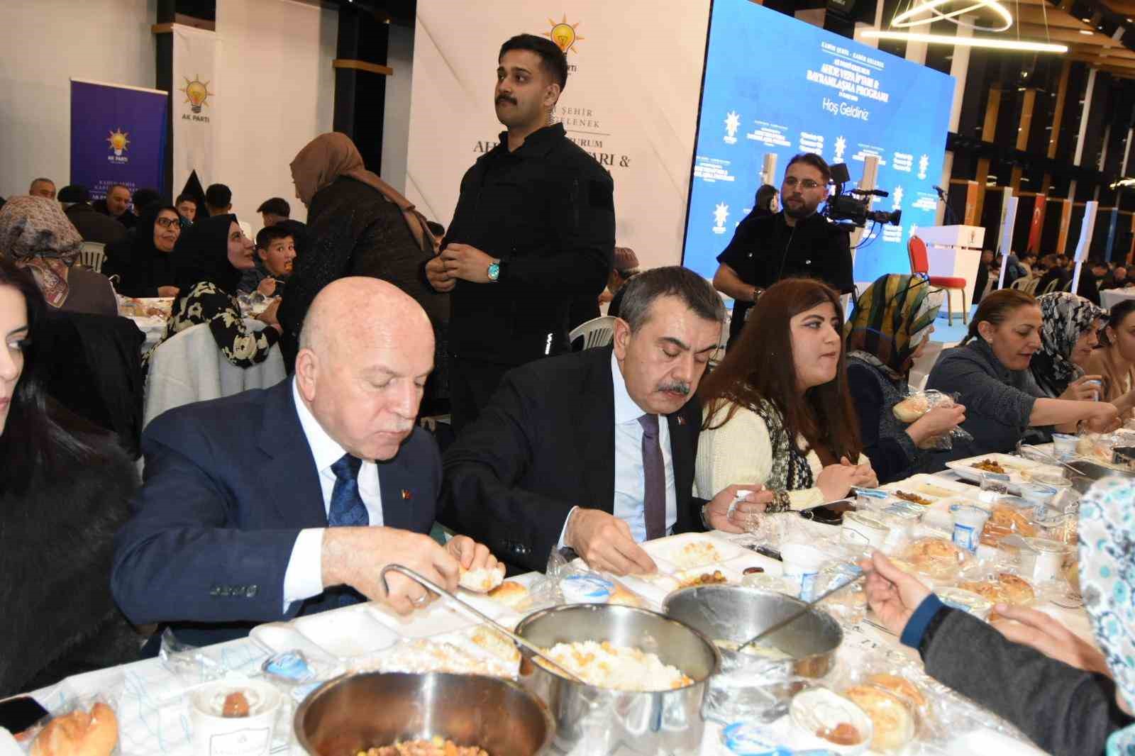 Bakan Çiftçi ve Bakan Tekin, Erzurum’da 4 bin kişiyle iftarda buluştu
