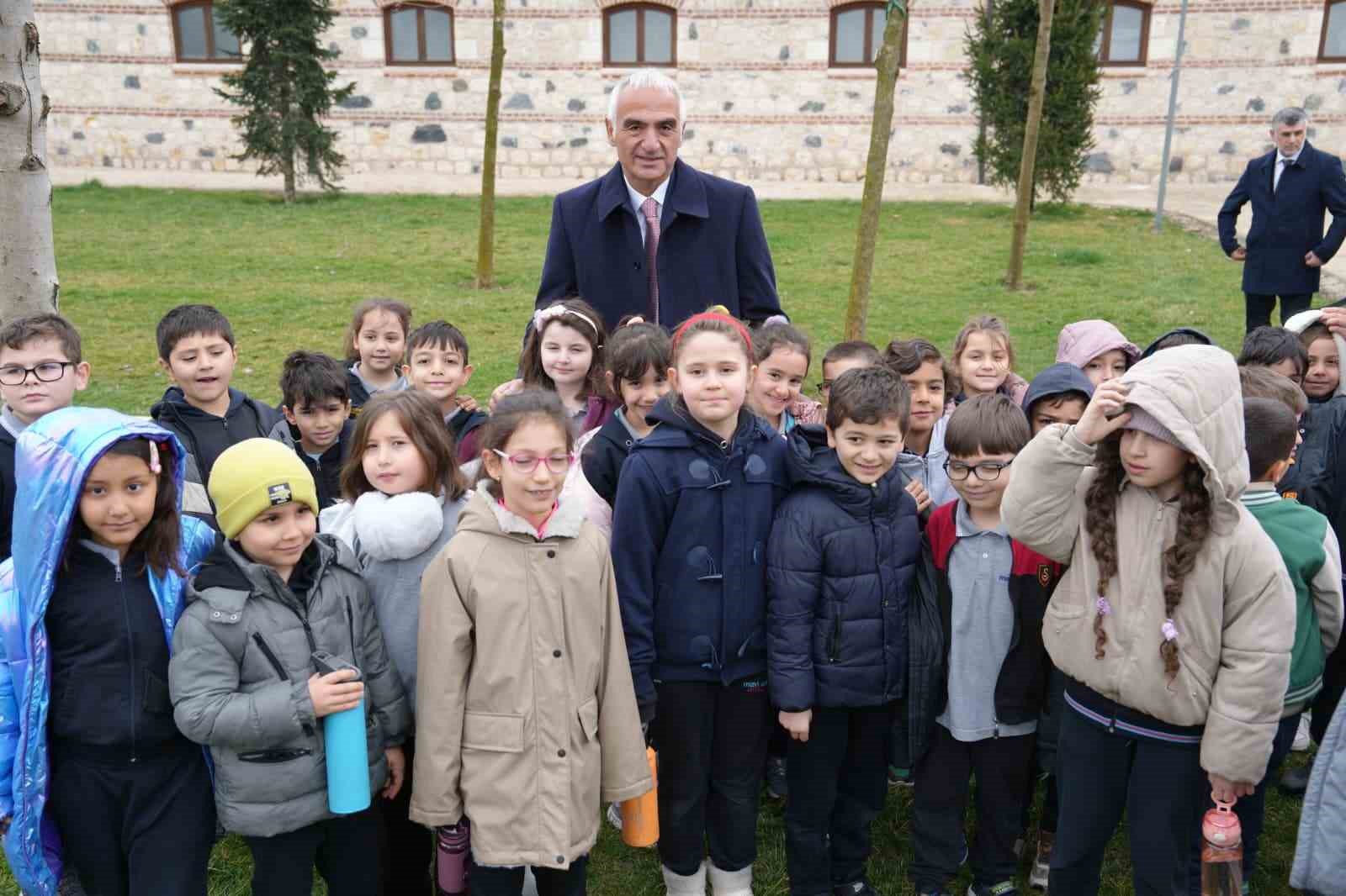 Bakan Ersoy: "16’ncı yüzyıla tarihlenmiş iki adet İznik çinisinin ülkemize iadesini sağlamış bulunuyoruz"
