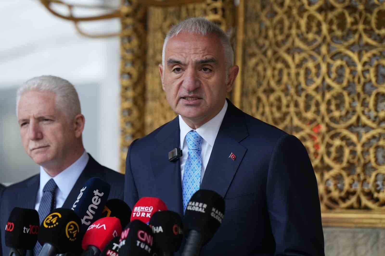 Bakan Ersoy açıkladı: "Ayasofya’da süreç devam ediyor, Sultanahmet’te çalışmalar tamamlandı"
Bakan Ersoy açıkladı: "Ayasofya’da süreç devam ediyor, Sultanahmet’te çalışmalar tamamlandı"