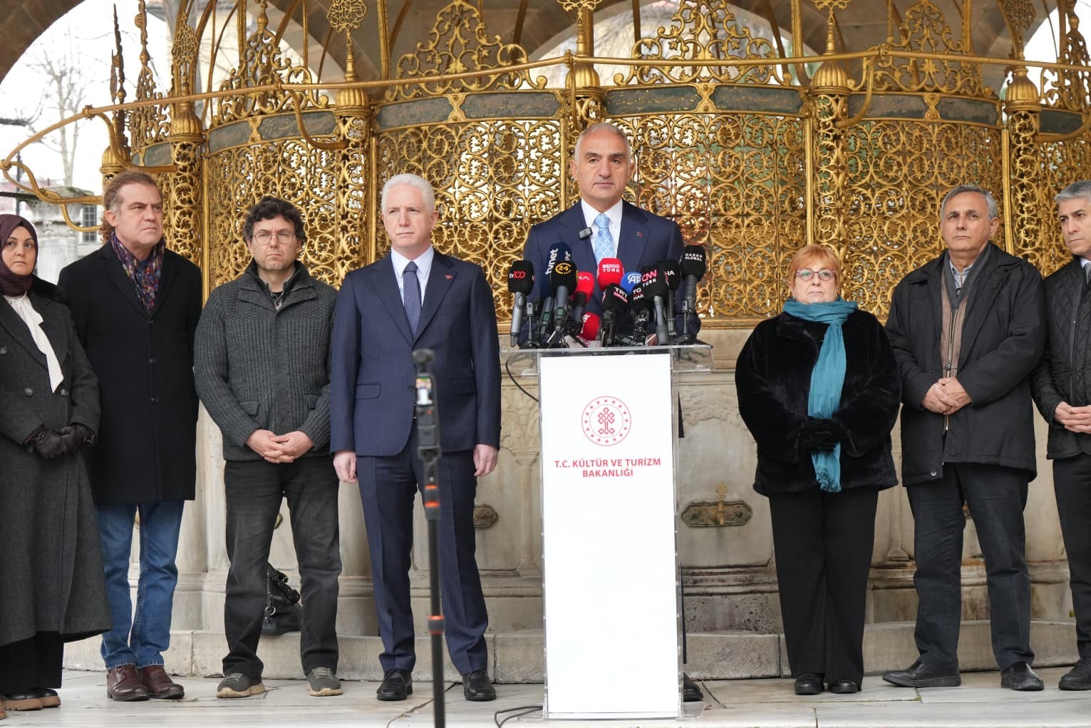 Bakan Ersoy açıkladı: "Ayasofya’da süreç devam ediyor, Sultanahmet’te çalışmalar tamamlandı"
Bakan Ersoy açıkladı: "Ayasofya’da süreç devam ediyor, Sultanahmet’te çalışmalar tamamlandı"